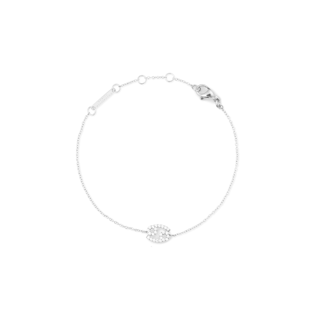 白い背景に円形に広げて置かれたCrystal Zodiac Chain Bracelet Silverの俯瞰画像です。かに座モチーフのキュービックジルコニアペンダントやアジャスターリング、ブランドロゴ入りプレートが確認できます。