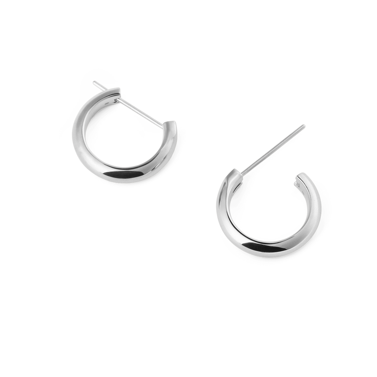 ダニエルウェリントン Arch Earrings Silverをさまざまな角度から撮影した白背景の商品写真です。丸みを帯びたアーチ型フープの立体的なフォルムやピンポストの細部が確認でき、ポリッシュ仕上げのシルバーが上品な光沢を放っています。
