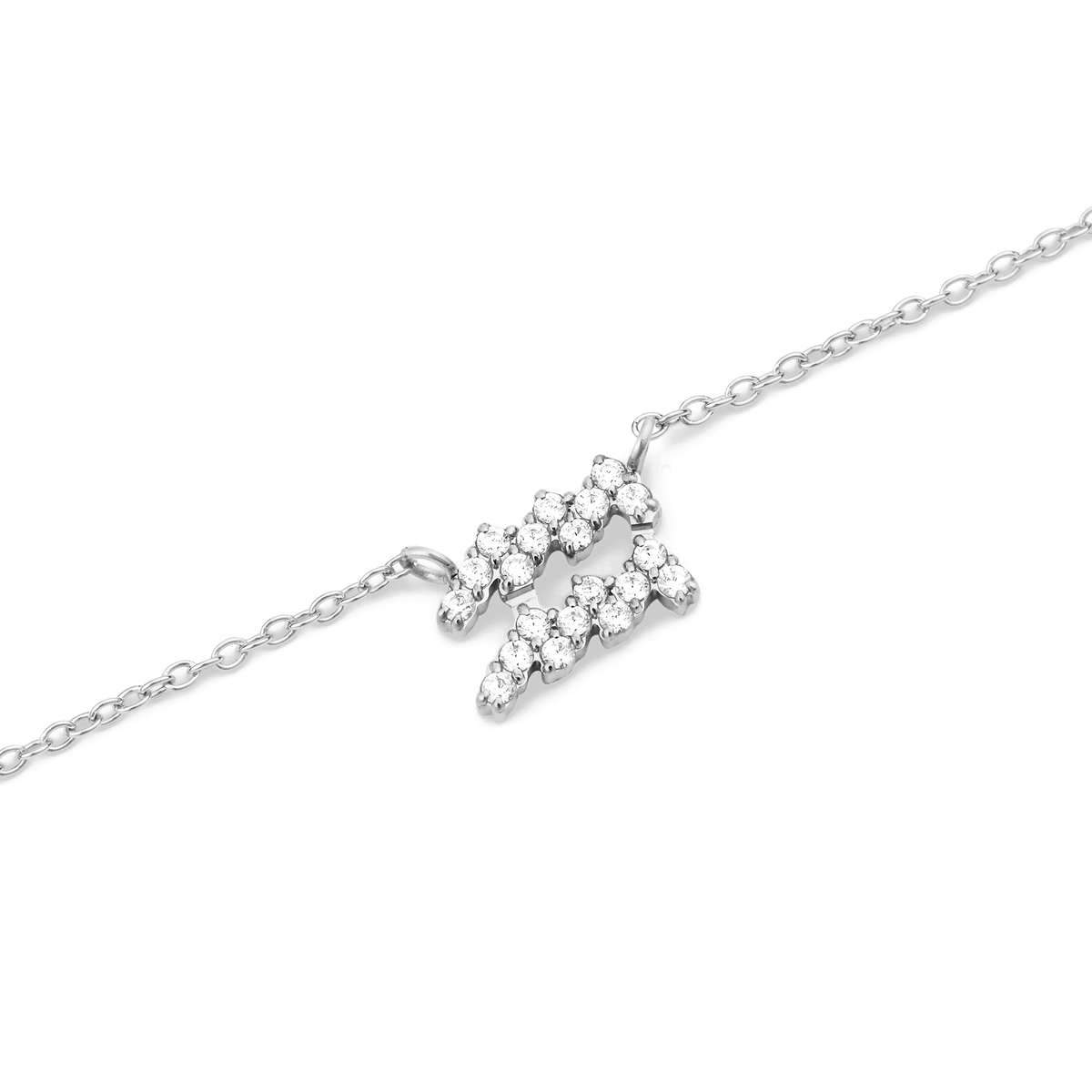 みずがめ座のシンボルをクリスタルで表現した**Crystal Zodiac Chain Necklace Silver**のペンダント部分をクローズアップした画像です。波形のモチーフに沿って、一粒ずつ爪留めされたクリスタルが白い背景に輝き、細身のシルバーチェーンが左右に伸びています。