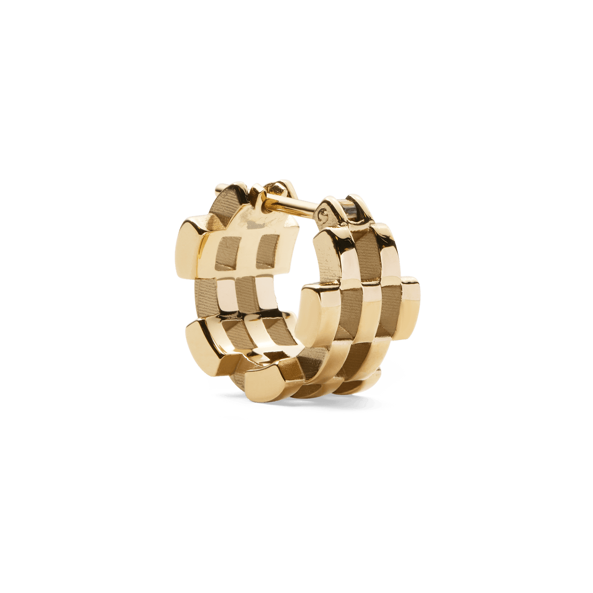 Daniel Wellingtonの5-Link Earrings Goldをクローズアップで撮影。リンク構造の立体感とゴールドPVDメッキの輝きが際立つ、ウォッチストラップをイメージしたコンパクトなフープピアスです。