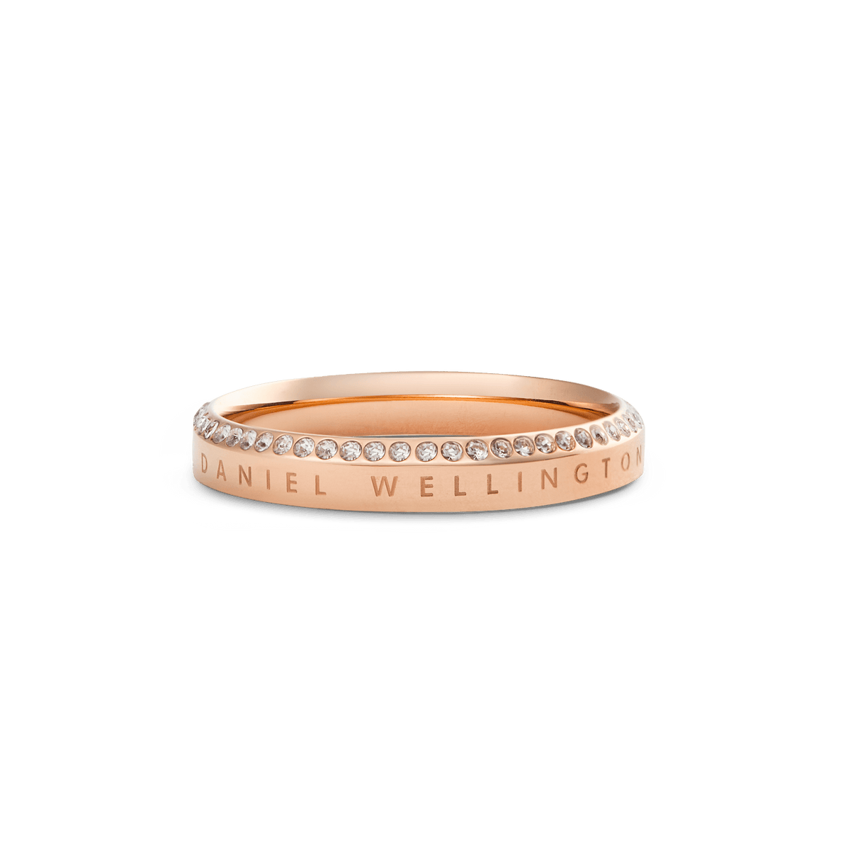 Classic Aura Ring ローズゴールドを斜めから捉えた画像です。バンド正面に刻印されたDaniel Wellingtonのロゴと、上縁に並ぶホワイトキュービックジルコニアの輝きが際立ちます。