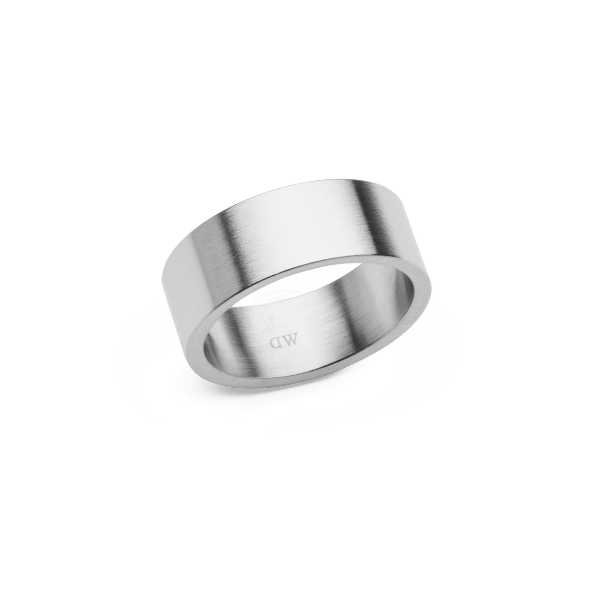 Daniel Wellington Line Ring Brushed Silver 8mmの単体プロダクト画像です。フラットな8mm幅のリング表面には細かなヘアライン加工が施され、上品なブラッシュドシルバー仕上げとなっています。内側にはブランドロゴの刻印が入っています。