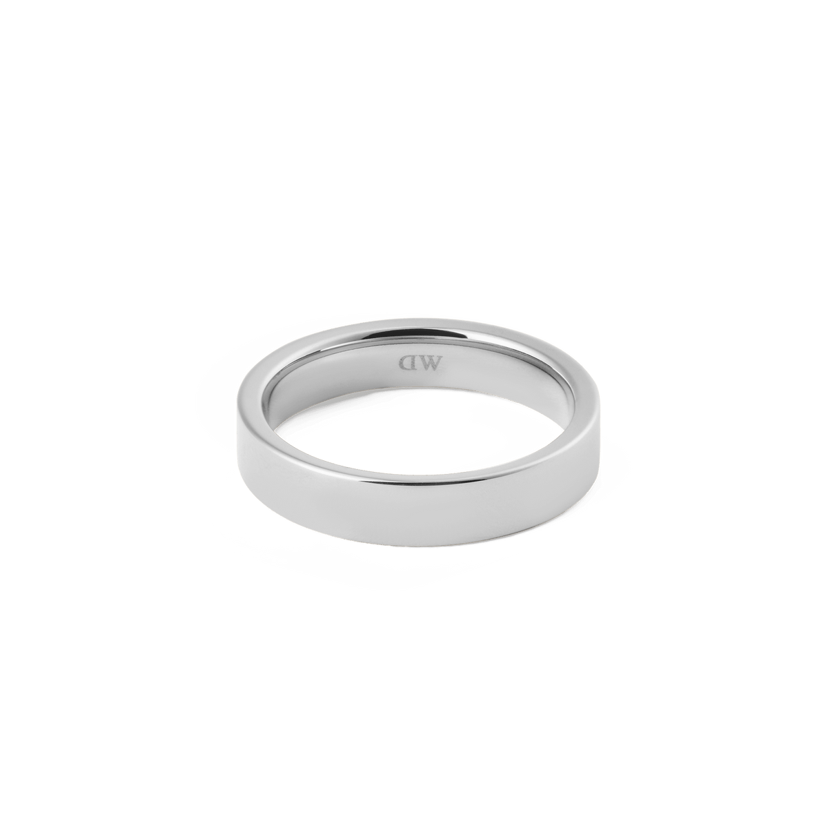 ダニエルウェリントン Line Ring Polished Silver 4.5mmを斜め正面から撮影した商品画像です。鏡面仕上げのフラットなシルバーバンドが白背景に映え、装飾のないミニマルなデザインが際立っています。