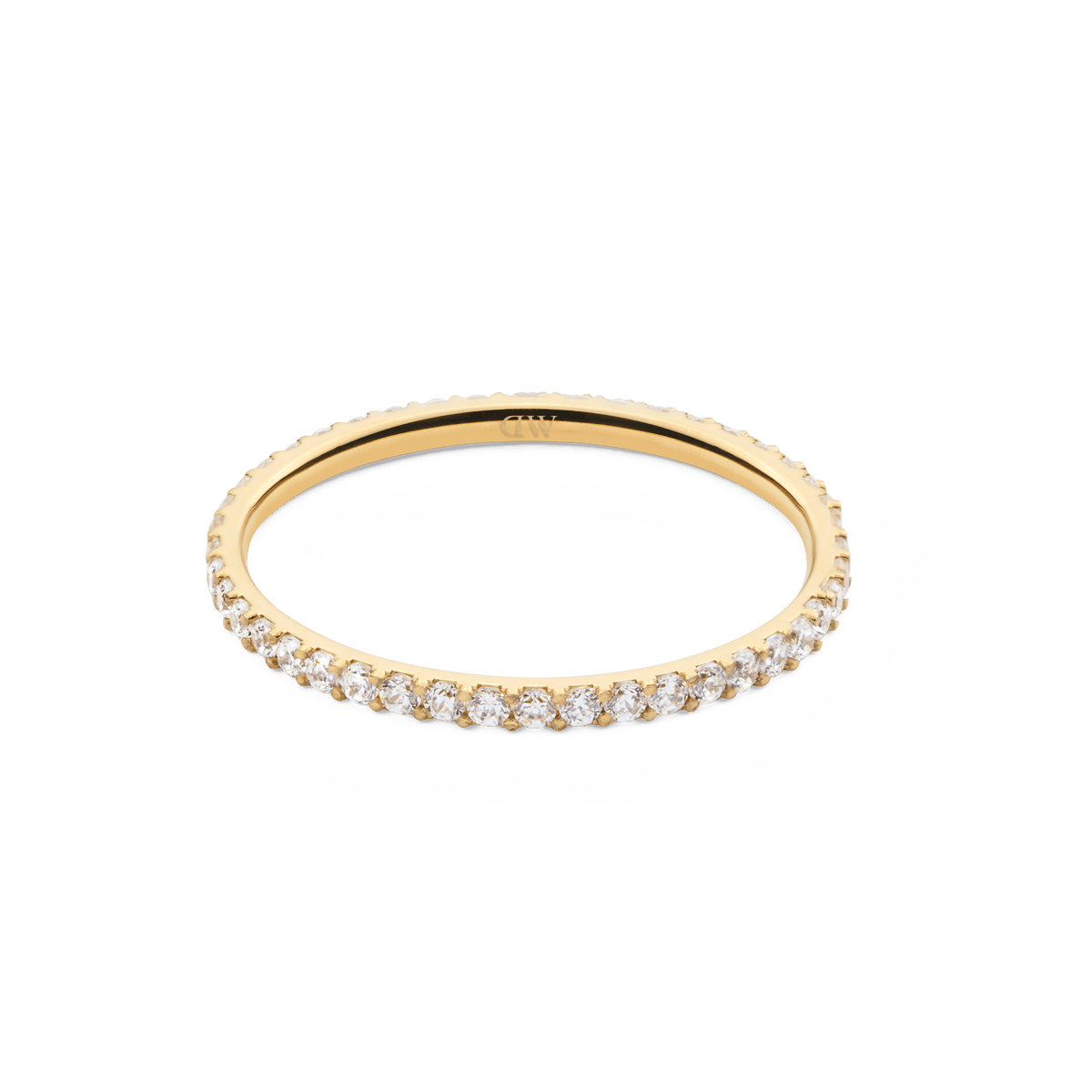 Mirelle Eternity Ring Gold 1.4 mmを斜め上から撮影した画像です。ゴールドのリング外周に沿って、ホワイトキュービックジルコニアが途切れることなく並び、光を反射して輝く様子がお分かりいただけます。