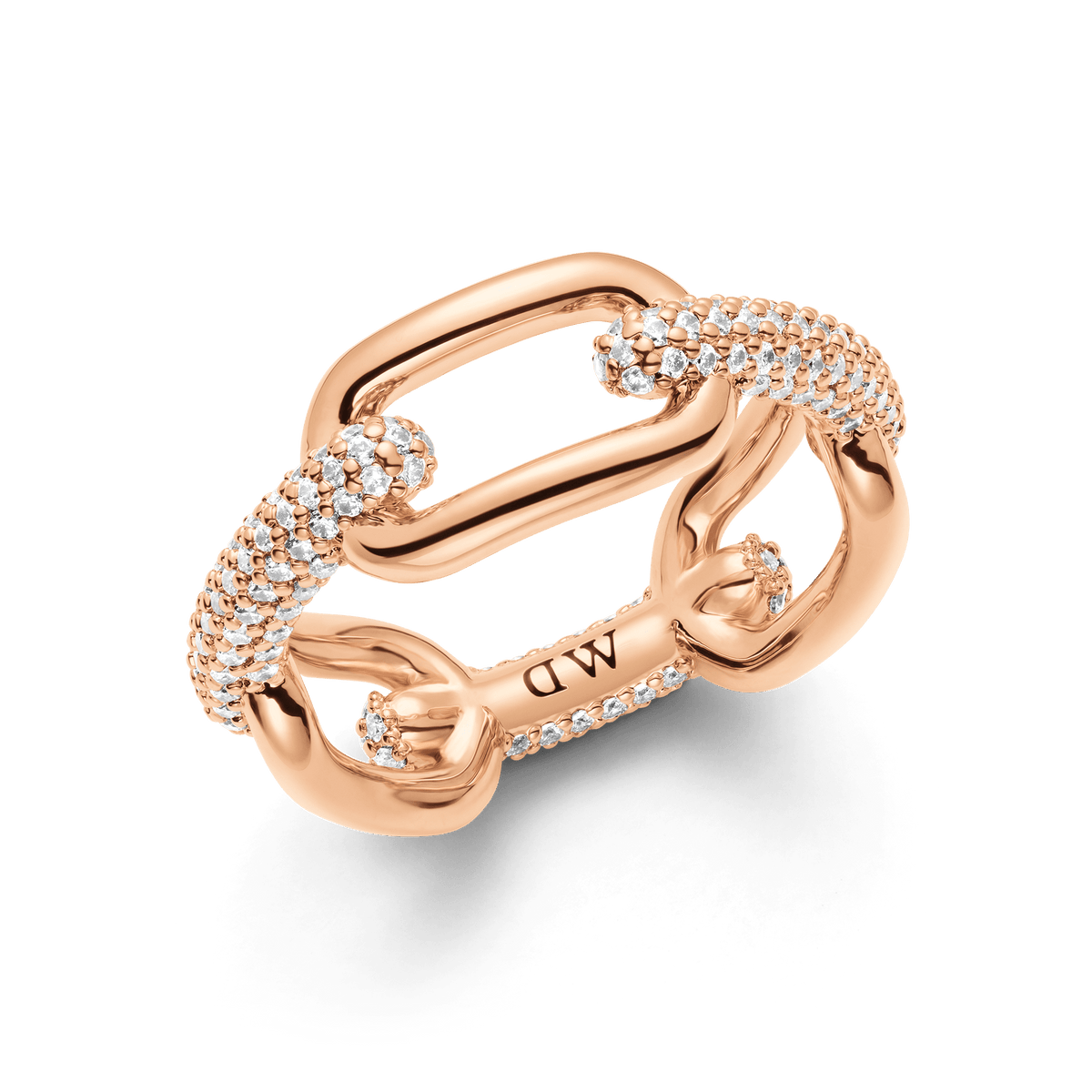 ローズゴールドのCrystal Link Ringを斜め上から撮影したクローズアップ画像です。キュービックジルコニアがあしらわれたリンクと、ポリッシュ仕上げのリンクが交互に連なる立体的なデザインが特徴で、内側にはDaniel Wellingtonのロゴが刻印されています。