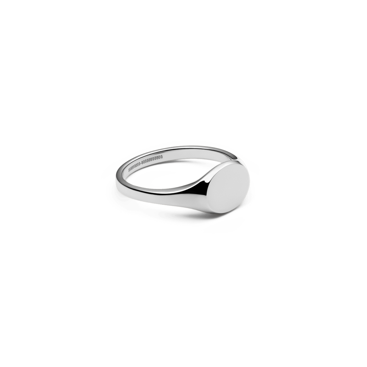 ダニエルウェリントン Classic Mini Signet Ringのシルバーを斜め上から撮影した商品画像です。フェイスからアームにかけてのなめらかな曲線と、ポリッシュ仕上げの美しい光沢が際立つアングルとなっています。
