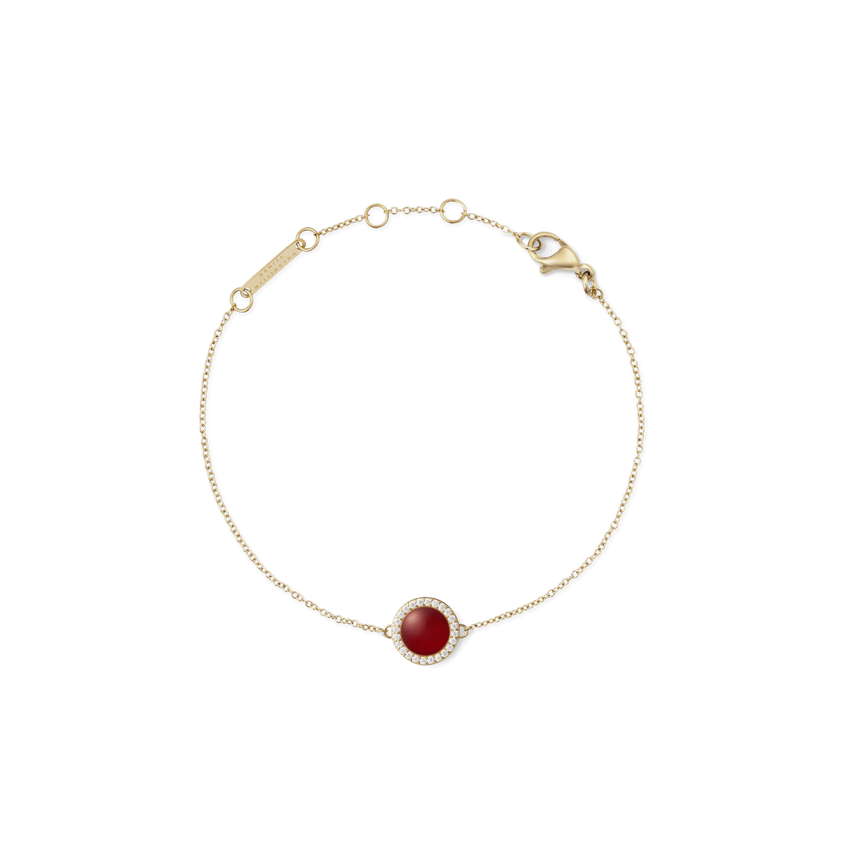 Daniel Wellington Audrey Bracelet Red Agathe Goldの全体画像。ドーム型の赤メノウをホワイトキュービックジルコニアのヘイローが囲み、細身のゴールドチェーンにはロブスタークラスプとサイズ調節リングが付いています。