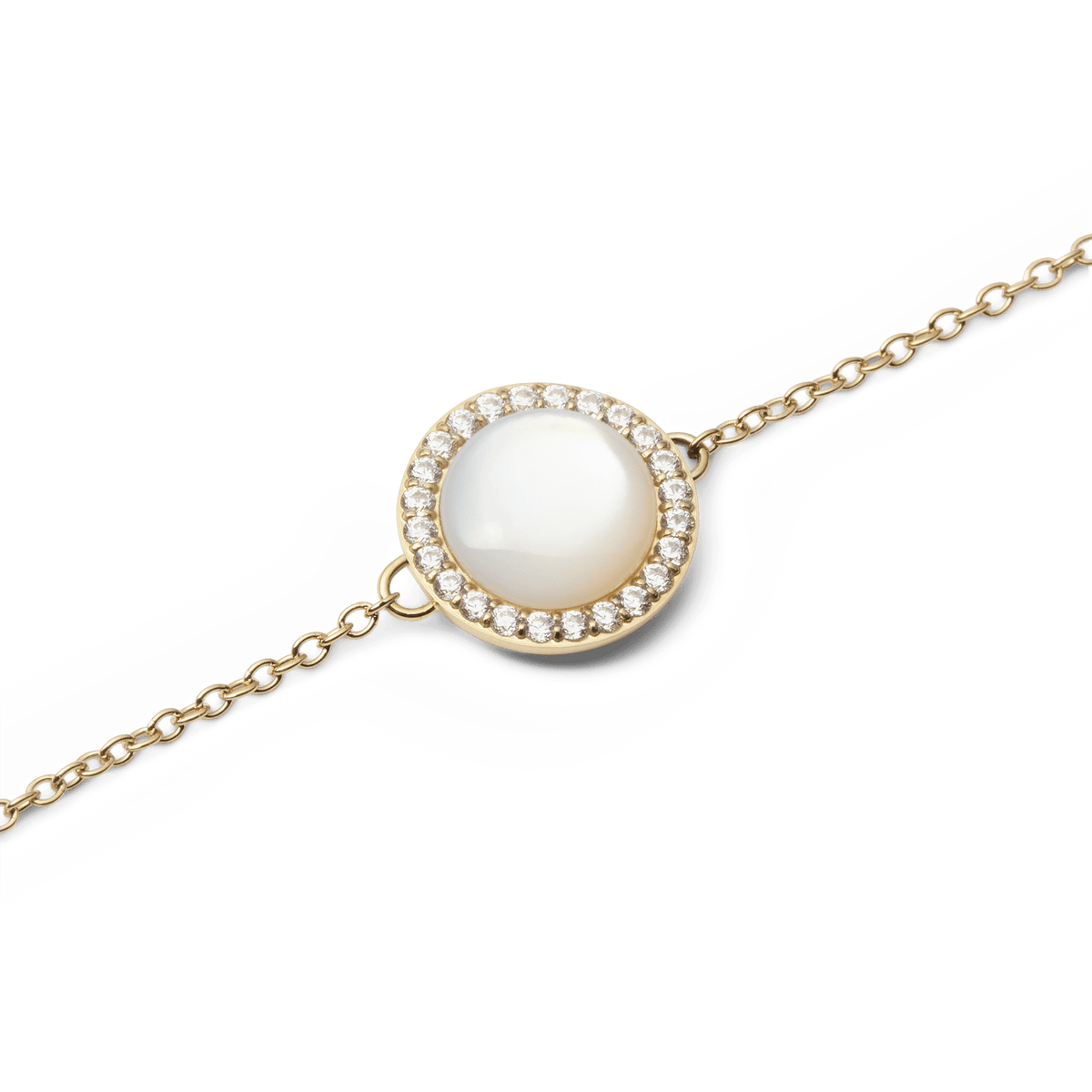 Audrey Bracelet Mother of Pearl Goldのチャーム部分をクローズアップした画像です。ドーム型のマザーオブパールが放つ乳白色の優美な光沢と、周囲を彩るホワイトキュービックジルコニアの繊細な輝き、ゴールドトーンのチェーンの細やかなディテールがご覧いただけます。