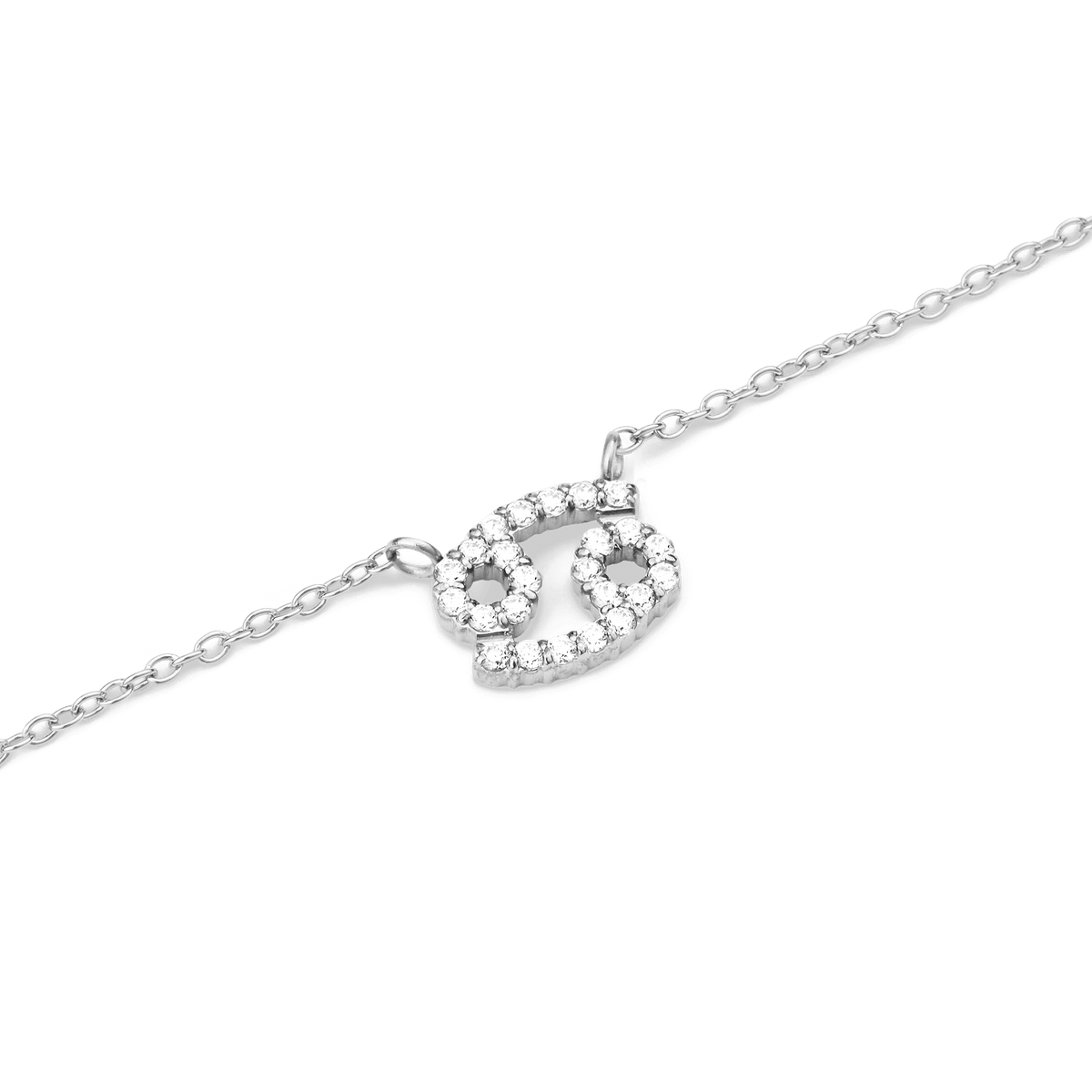 かに座モチーフのCrystal Zodiac Chain Necklace Silverをクローズアップした画像です。細やかなシルバーチェーンの中央に、爪留めクリスタルであしらわれたかに座のシンボルペンダントが、白い背景の中で清らかな輝きを放っています。