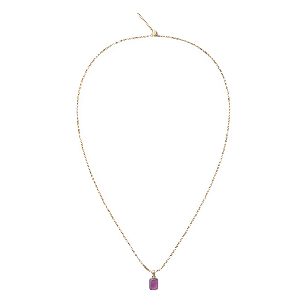 ダニエルウェリントンのAmethyst Octagon Gold Charmをゴールドチェーンネックレスに装着した全体のイメージです。細身のチェーンの先端に、パープルのアメジストチャームが揺れるシンプルで上品なペンダントスタイルです。