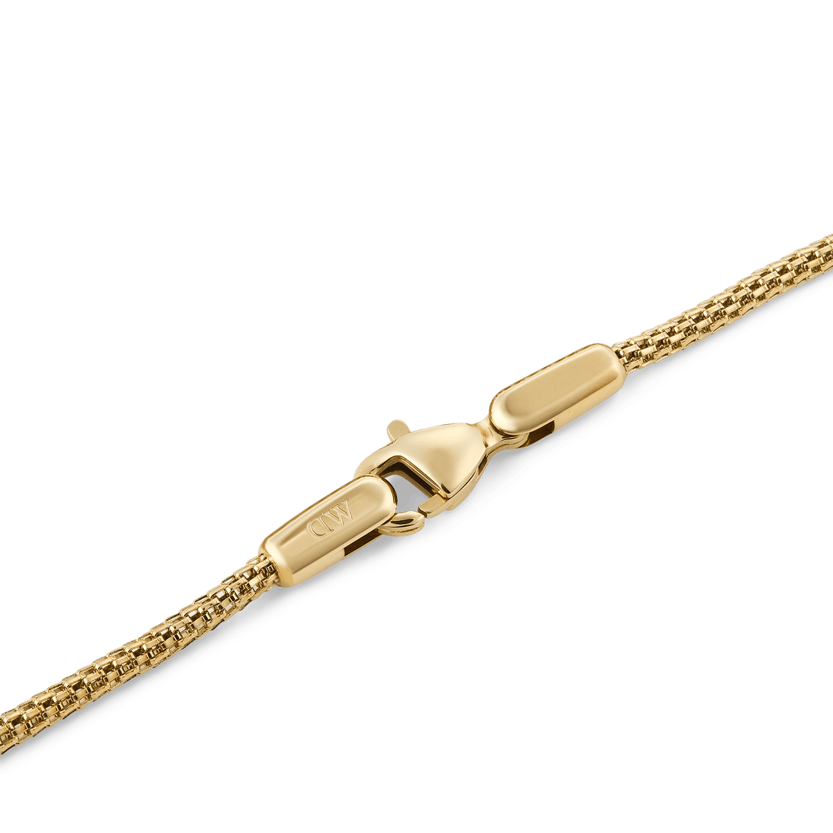 Tide Mesh Bracelet Evergold 1.8のロブスタークラスプ部分をクローズアップした画像です。フラットに収まる留め具と、筒状に編み込まれたゴールドメッシュチェーンの細やかな編み目がご覧いただけます。