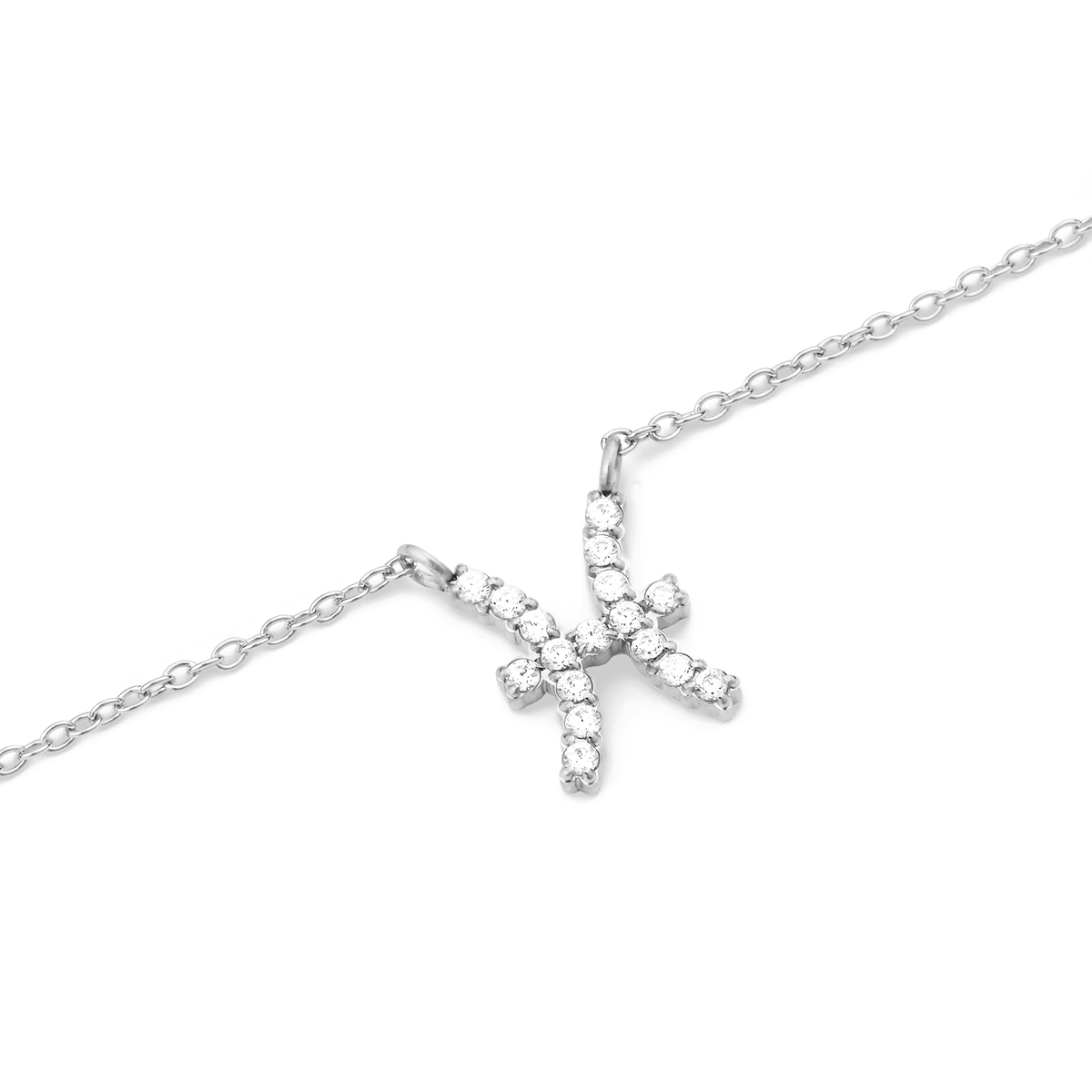 いて座をモチーフにしたCrystal Zodiac Chain Necklace Silverのペンダント部分をクローズアップした画像です。爪留めされたクリスタルが、弓矢を引くいて座のシンボルを繊細に表現しています。小判型のシルバーチェーンとともに、白い背景に美しく映えます。