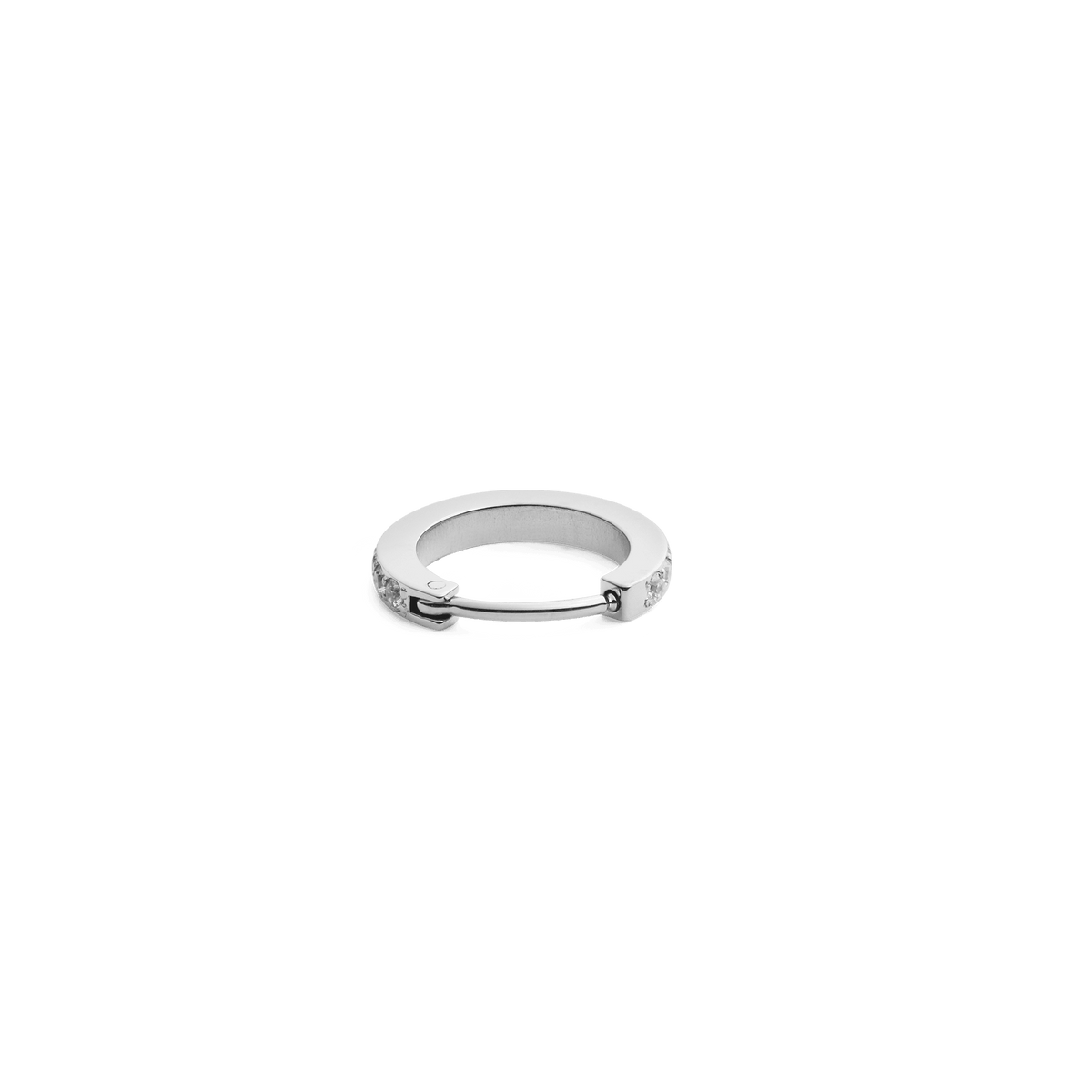 シルバーのフープピアス「Crystal Hoop Earring Silver」をやや上方から撮影した画像です。フープの内側とヒンジクラスプの閉じた状態が確認でき、両端にあしらわれたキュービックジルコニアの輝きが控えめにのぞく、コンパクトなデザインです。