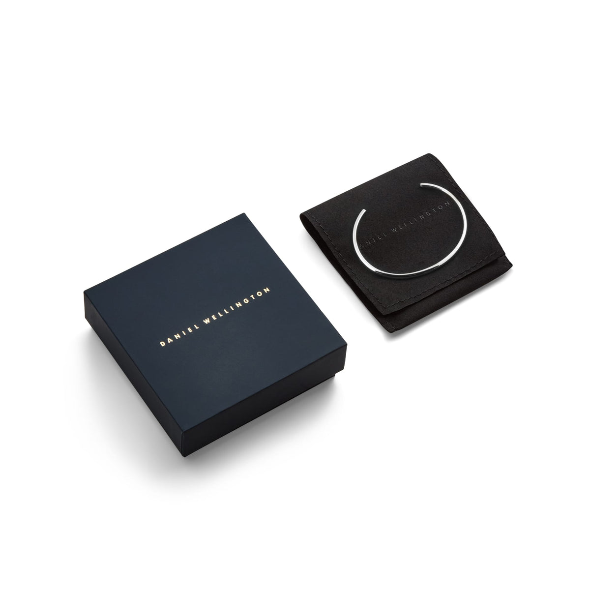 Arch Cuff Silver 6mmとDaniel Wellingtonのネイビーのギフトボックス、ブラックのジュエリーポーチを並べたパッケージ画像です。贈り物にぴったりな上品な梱包がご確認いただけます。