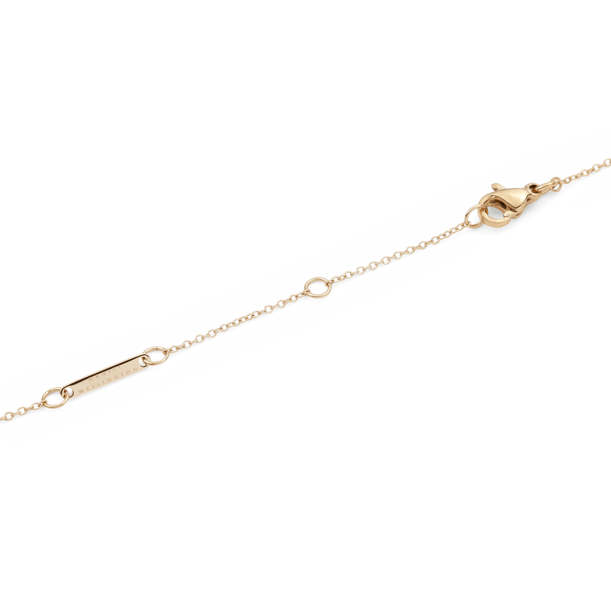 Crystal Zodiac Chain Necklace Goldの留め具部分をクローズアップした写真です。ロブスタークラスプやサイズ調整リング、Daniel Wellingtonのブランド名が刻印されたゴールドプレートが、細身のチェーンに沿って配置されています。