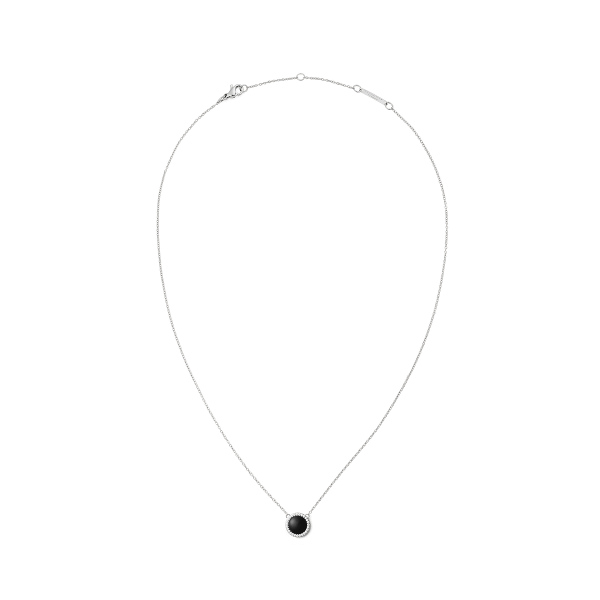 Daniel Wellington Audrey Necklace Black Agathe Silverの全体像。シルバーカラーの細いチェーンの中央に、キュービックジルコニアのヘイローで縁取られたドーム型の黒メノウの円形ペンダントが配置されています。ロブスタークラスプとブランドロゴ入りのアジャスタープレートも確認できます。
