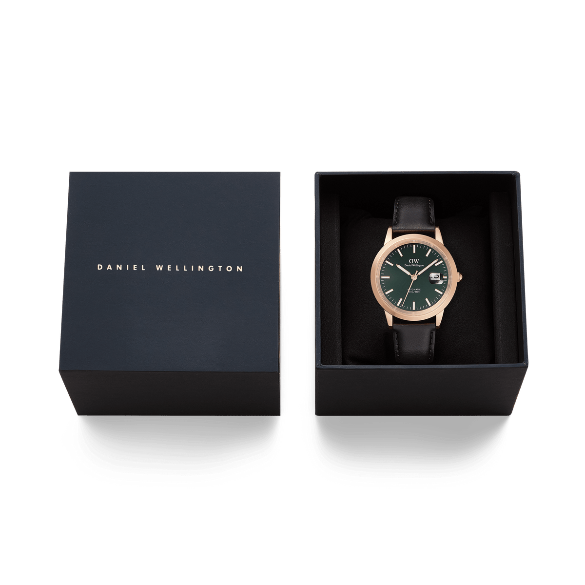 ダニエルウェリントンの「Iconic Sheffield Automatic Rose Gold」をネイビーカラーのギフトボックスに収めた贈り物に最適なセットです。エメラルドグリーンの文字盤とブラックレザーストラップの腕時計が、ブラックのクッションの上に丁寧にセットされており、上品な仕上がりとなっています。