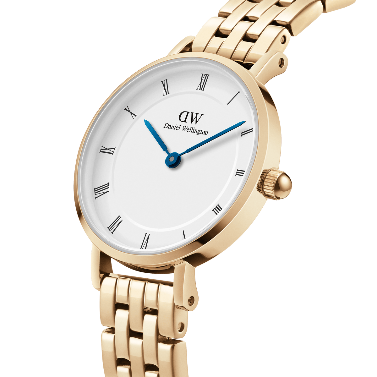 Petite Roman Numerals 5-Link Goldを斜めからクローズアップした画像です。ゴールドケースのポリッシュ仕上げや、丸みを帯びたリューズのディテール、ブルースチールの針とローマ数字が映えるホワイトダイヤルがご覧いただけます。