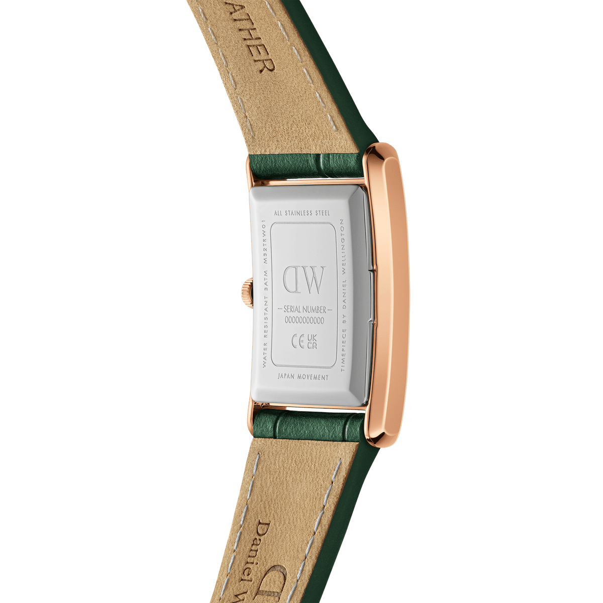 Bound Crocodile Emerald Sunray Rose Goldの裏蓋側を撮影した画像です。ステンレススチール製のケースバックにはDaniel Wellingtonのロゴやシリアルナンバーが刻印されており、エメラルドグリーンのクロコダイル型押しレザーストラップの裏地はベージュのレザー仕上げとなっています。