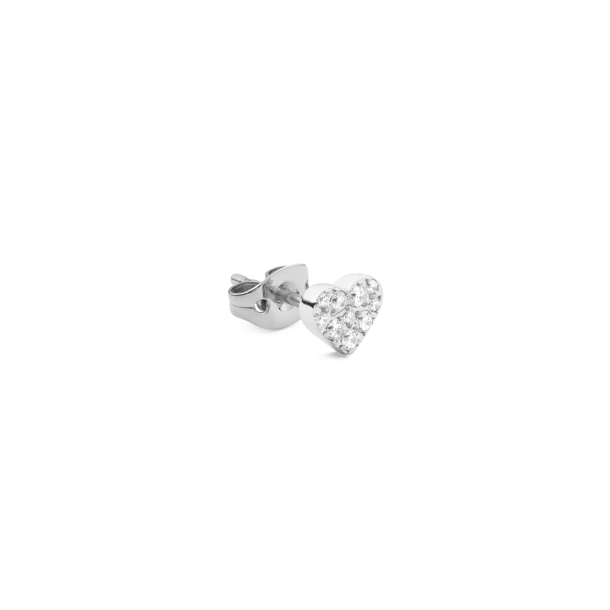 ダニエルウェリントン Crystal Heart Stud シルバーピアスを斜めから撮影した画像です。バタフライキャッチの留め具と、クリスタルをあしらったハート型モチーフのディテールがご覧いただけます。