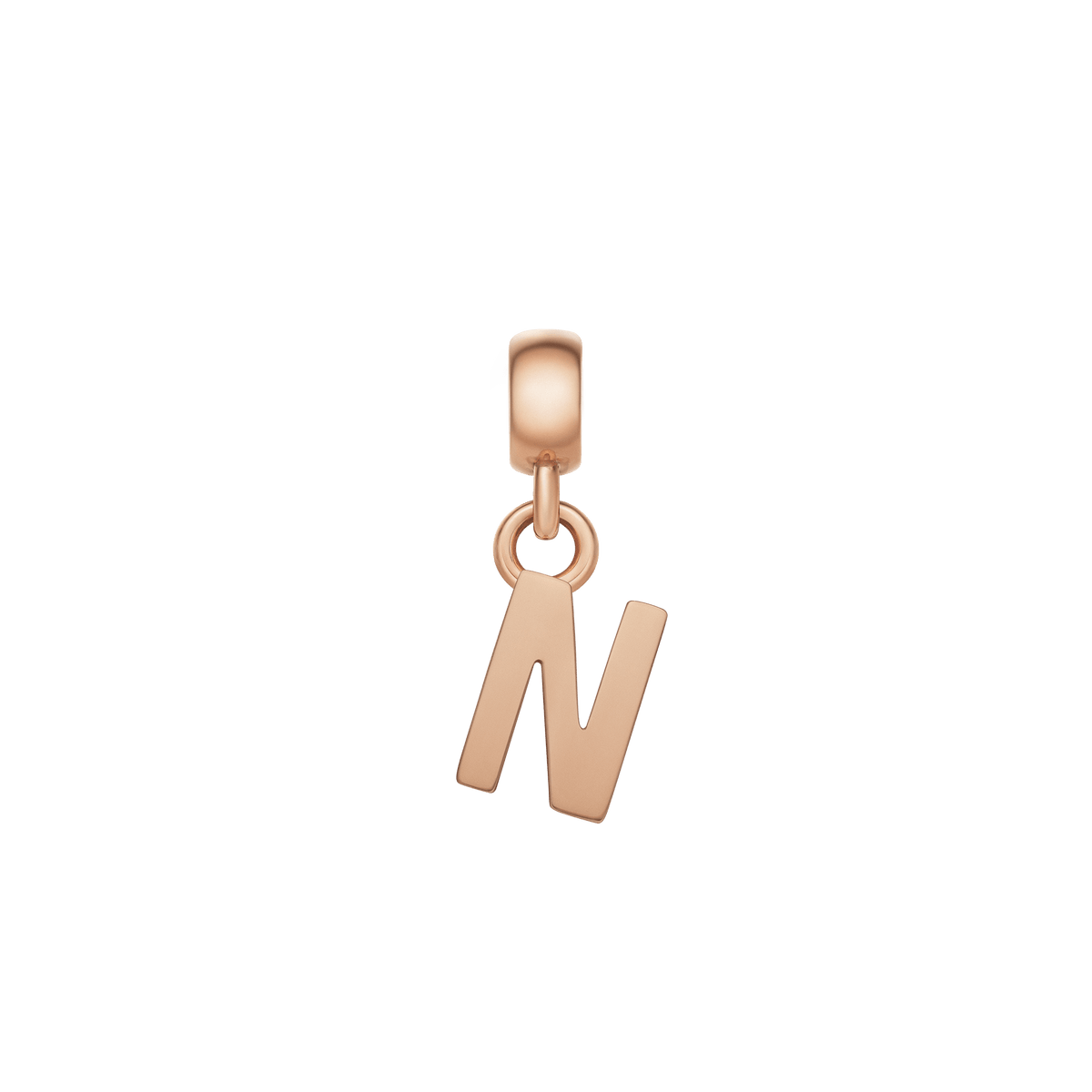 Daniel WellingtonのLetter Charm Rose Gold「N」は、二本の縦線を斜めのラインで結んだ力強いフォルムが特徴です。滑らかなローズゴールドのポリッシュ仕上げが光を受けて上品に輝きます。
