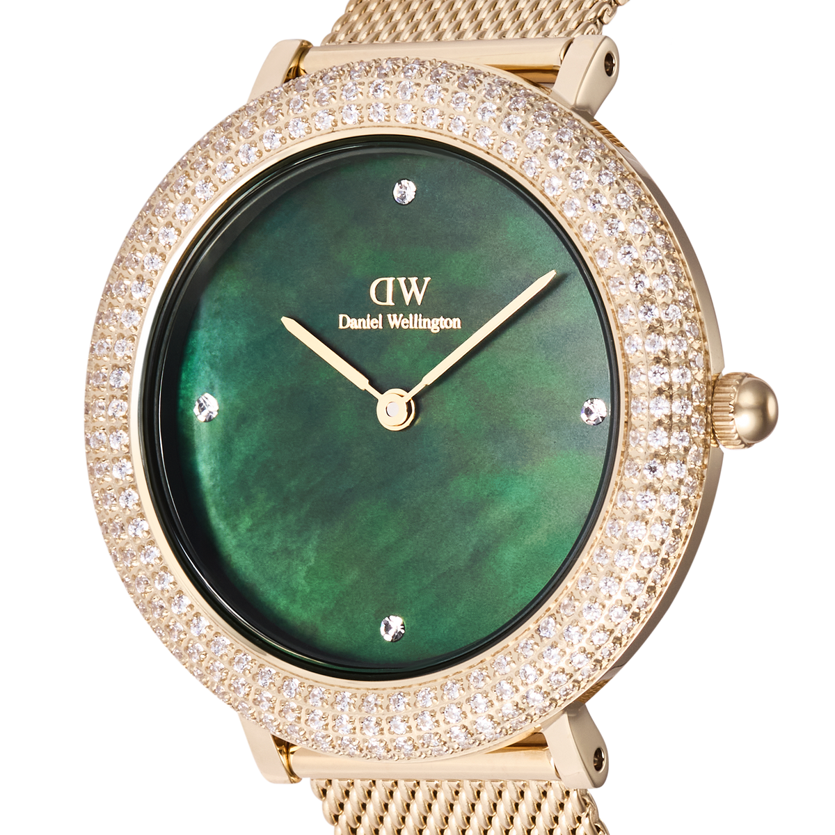 Crystalline Bezel Evergold Greenのダイヤルをクローズアップした画像です。グリーンマザーオブパールの深みのあるグラデーションと、12時・3時・6時・9時の位置に配されたクリスタルインデックス、ゴールドの針が美しく映えます。また、ベゼルにあしらわれたクリスタルの輝きが、上品な印象を際立たせています。