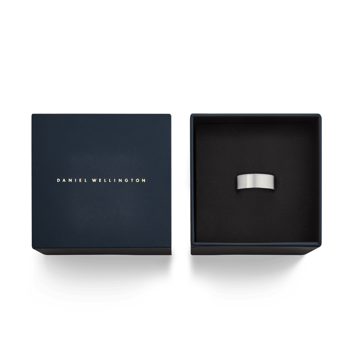 ネイビーのDaniel Wellingtonギフトボックスに収められたLine Ring Brushed Silver 8mmです。箱の蓋にはゴールドのブランドロゴが箔押しされ、黒いクッションカバーの上にブラッシュドシルバーのリングが置かれています。