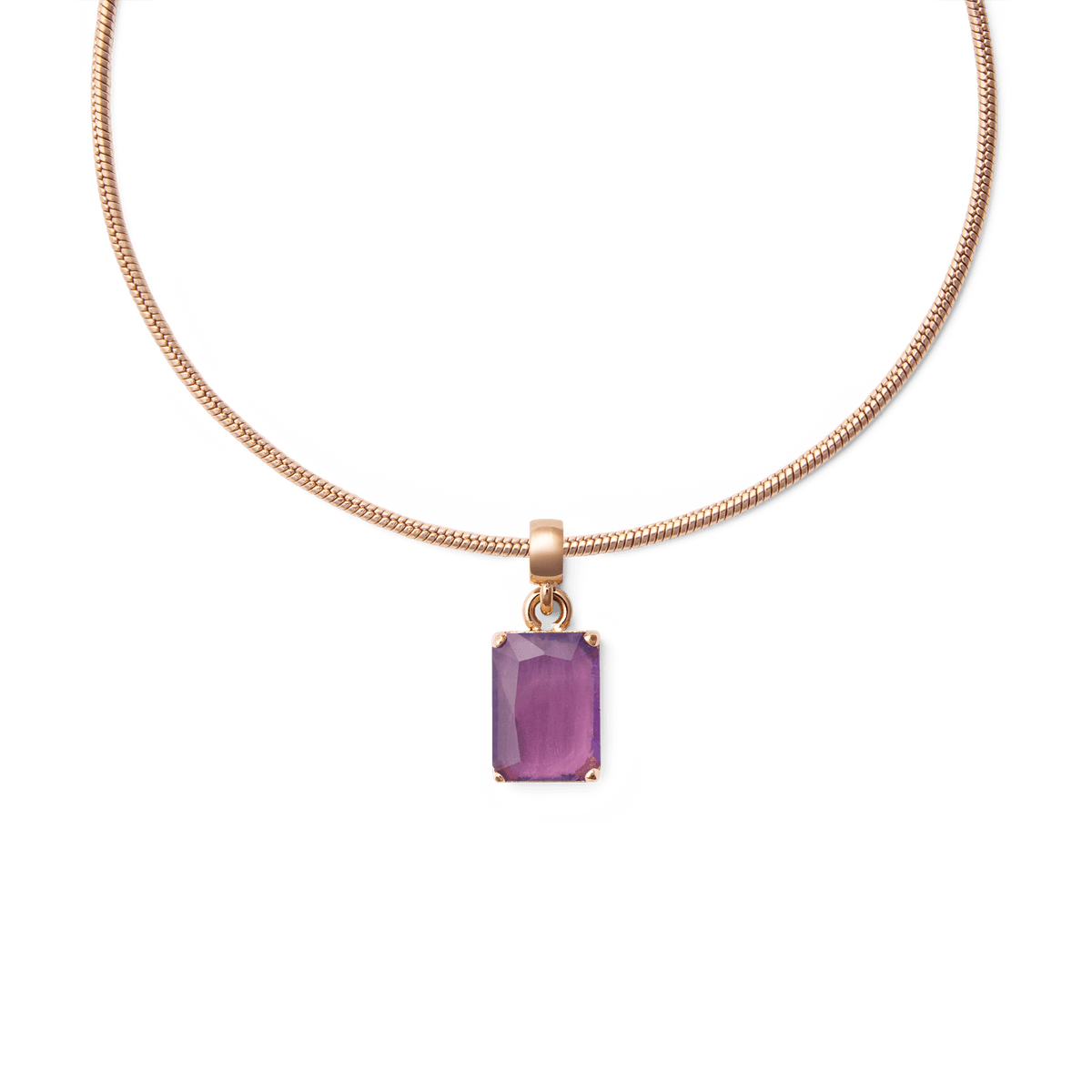 ローズゴールドのスネークチェーンに通したAmethyst Octagonチャームをクローズアップでご紹介。天然アメジストの美しい紫色のグラデーションと、四隅の爪留めの細部までご覧いただけます。