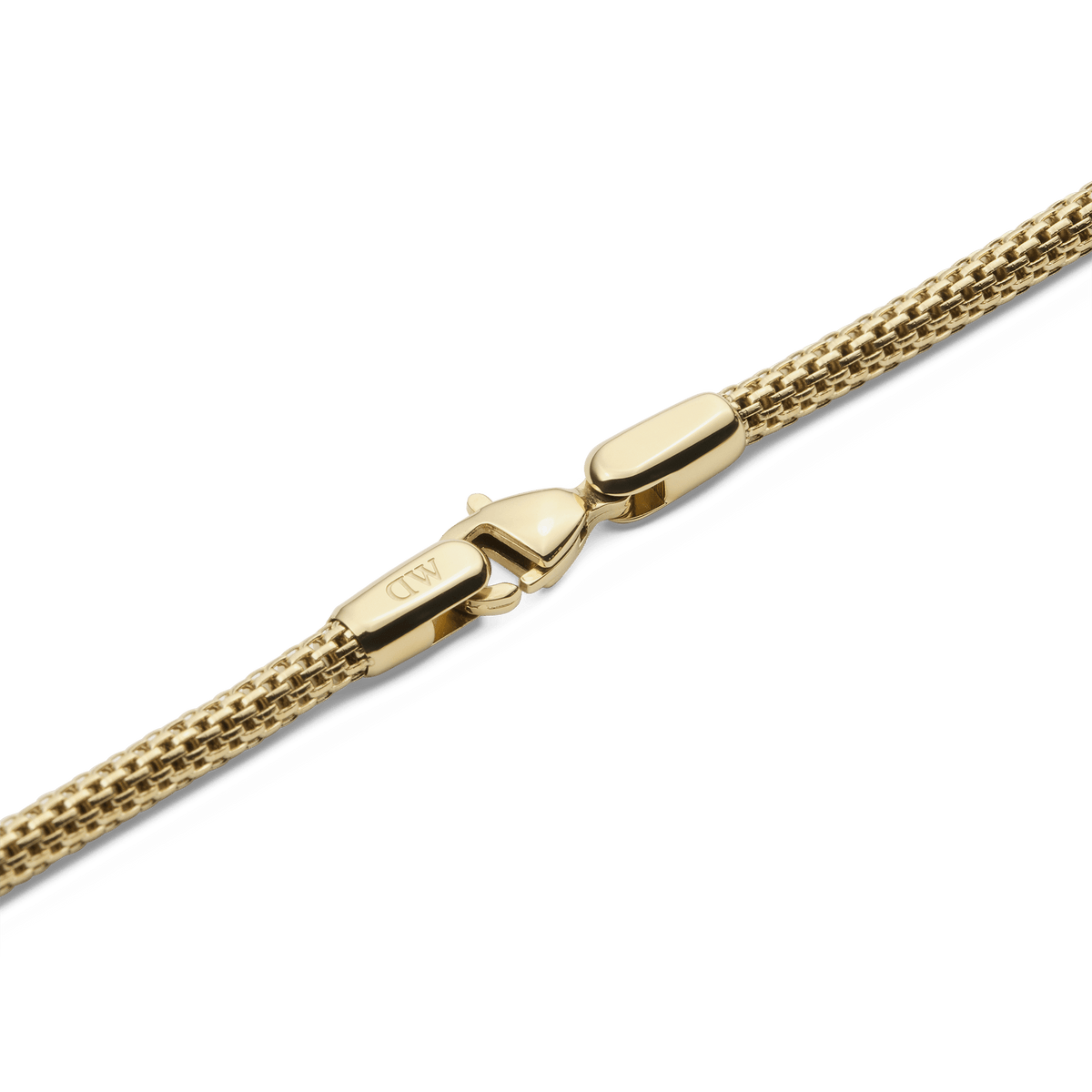 Tide Mesh Necklace Gold 2.8のロブスタークラスプ部分をクローズアップした画像です。Daniel Wellingtonのロゴが刻印されたゴールドトーンの留め具は、チェーンと一体感のある仕上がりとなっています。