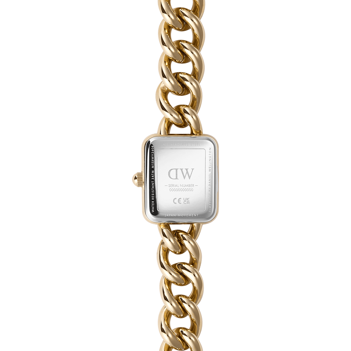 Jolie Chain Goldのケースバックとチェーンを正面から捉えたクローズアップ画像です。スクエアケースの裏蓋にはDaniel Wellingtonのロゴとシリアルナンバー、3ATM防水表記が刻印されており、左側にはゴールドのリューズが確認できます。上下に伸びるカーブチェーンリンクの重厚な輝きが印象的です。