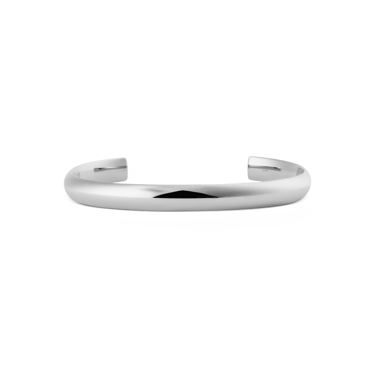 Daniel Wellington Arch Cuff Silver 4mmの正面からのプロダクトショットです。丸みを帯びたアーチ形状のオープンカフブレスレットで、ポリッシュ加工されたシルバーが上品な光沢を放っています。