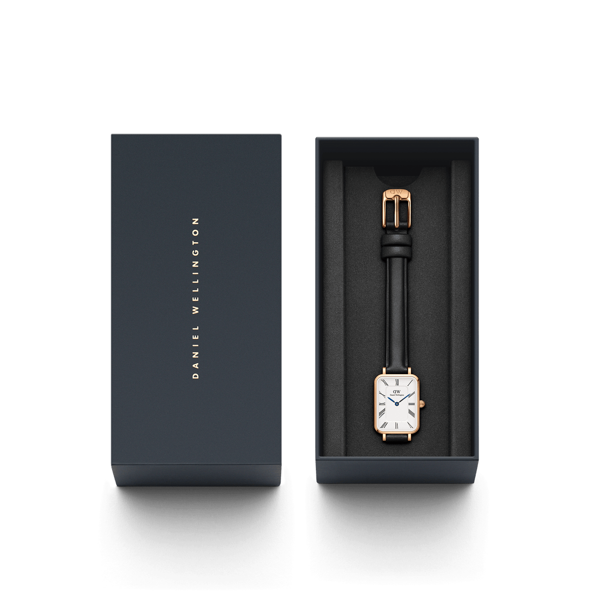 Quadro Roman Numerals Sheffield Rose Goldをダークネイビーカラーの専用ギフトボックスに収めた状態です。ブラックレザーストラップとローズゴールドケースが黒いクッションの上に整えられ、贈り物にぴったりの上品な仕上がりとなっています。