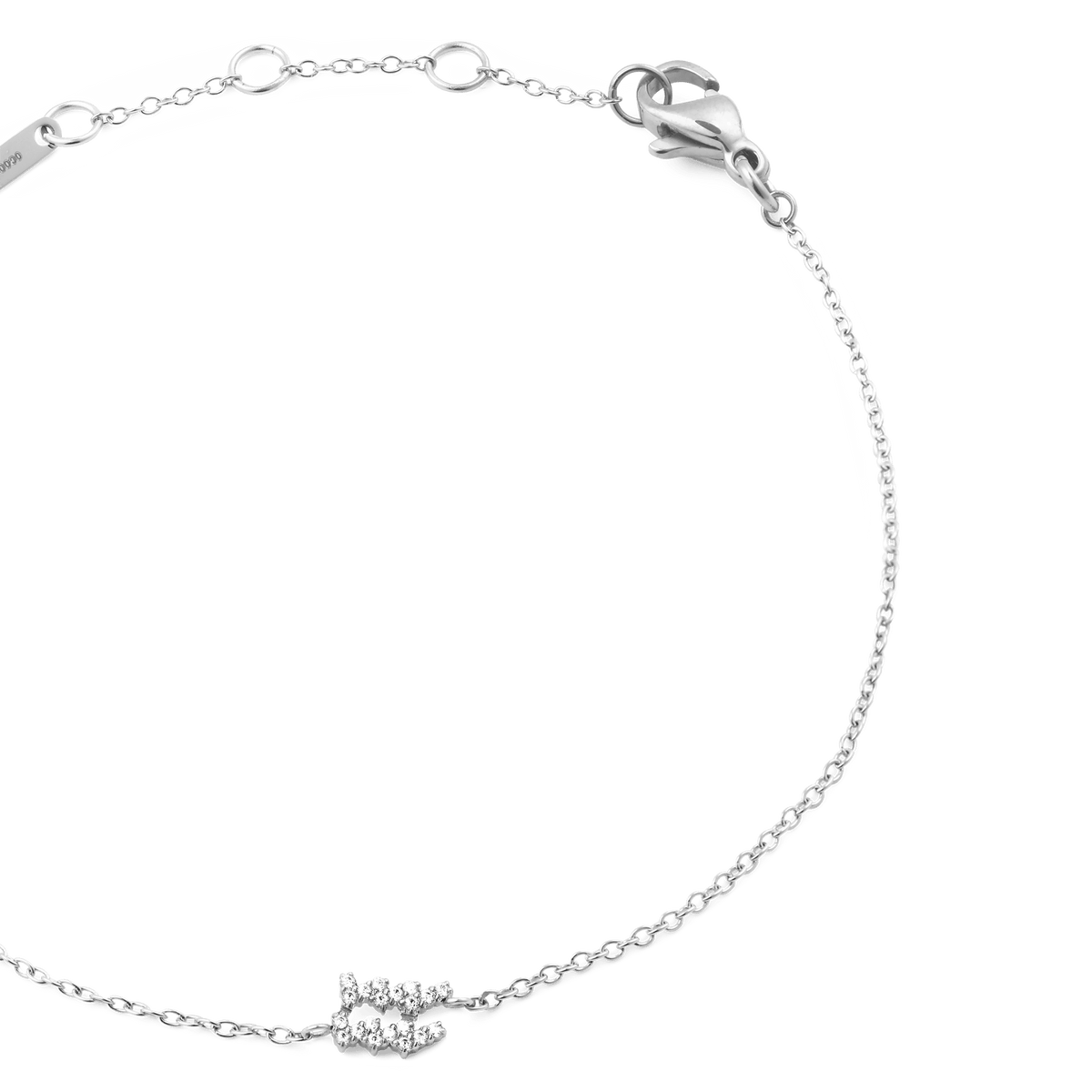 かに座をモチーフにしたCrystal Zodiac Chain Bracelet Silverを斜めから撮影したクローズアップ画像です。キュービックジルコニアでデザインされたかに座のチャームがチェーンの中央にあしらわれ、ロブスタークラスプやブランドプレートとともに、繊細なシルバーチェーンのディテールが際立っています。