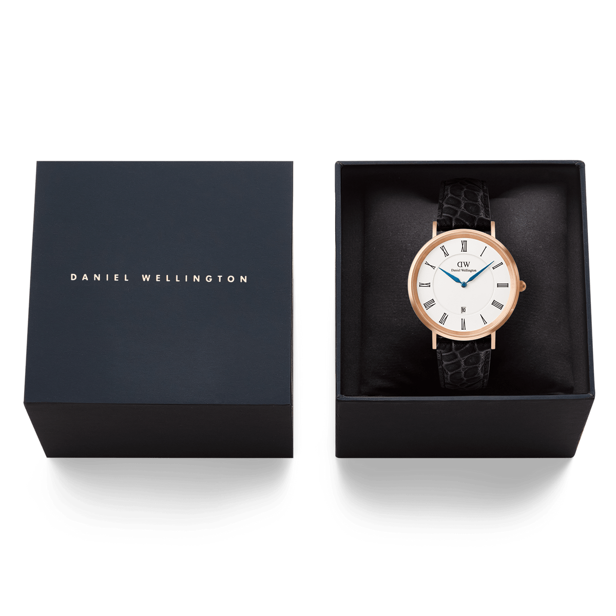 ダニエルウェリントンのギフトボックスに収められたClassic Roman Numerals Date Black Croc Belly Rose Gold。箔押しのブランドロゴが施された蓋と、クッションの上に置かれたローズゴールドの腕時計が並び、ローマ数字とブルーの針が上品な印象を与えます。贈り物にぴったりの洗練されたパッケージです。