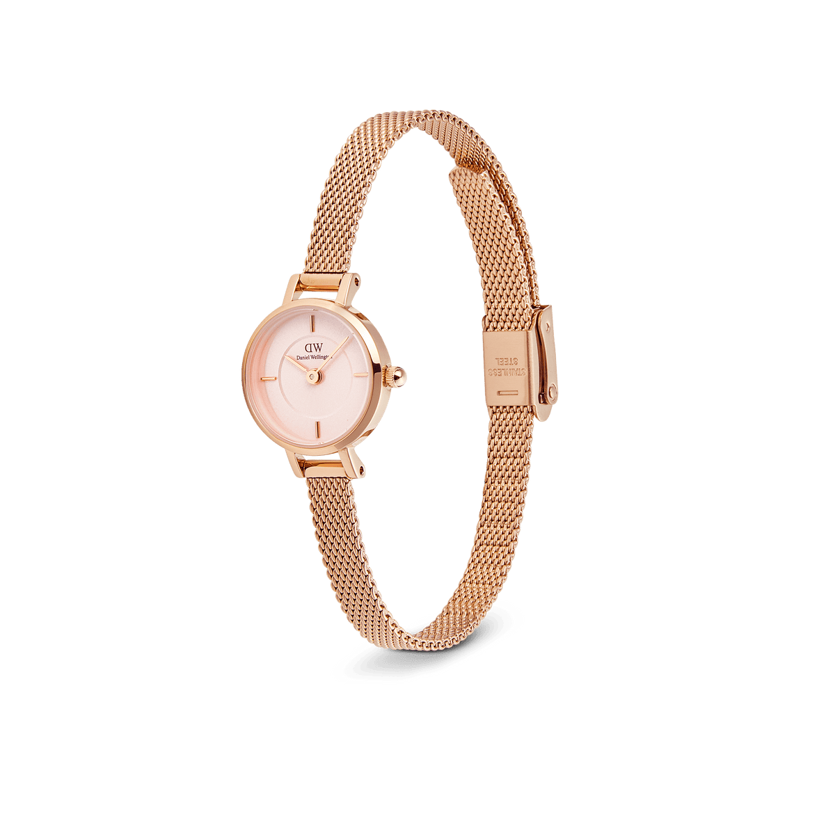 Petite Mini Blush Melroseを斜めから捉えた商品画像です。19mmのローズゴールドケースとブラッシュピンクのダイヤルが織りなす繊細なバランスや、メッシュストラップのクラスプ部分に施されたステンレススチールの刻印がご確認いただけます。