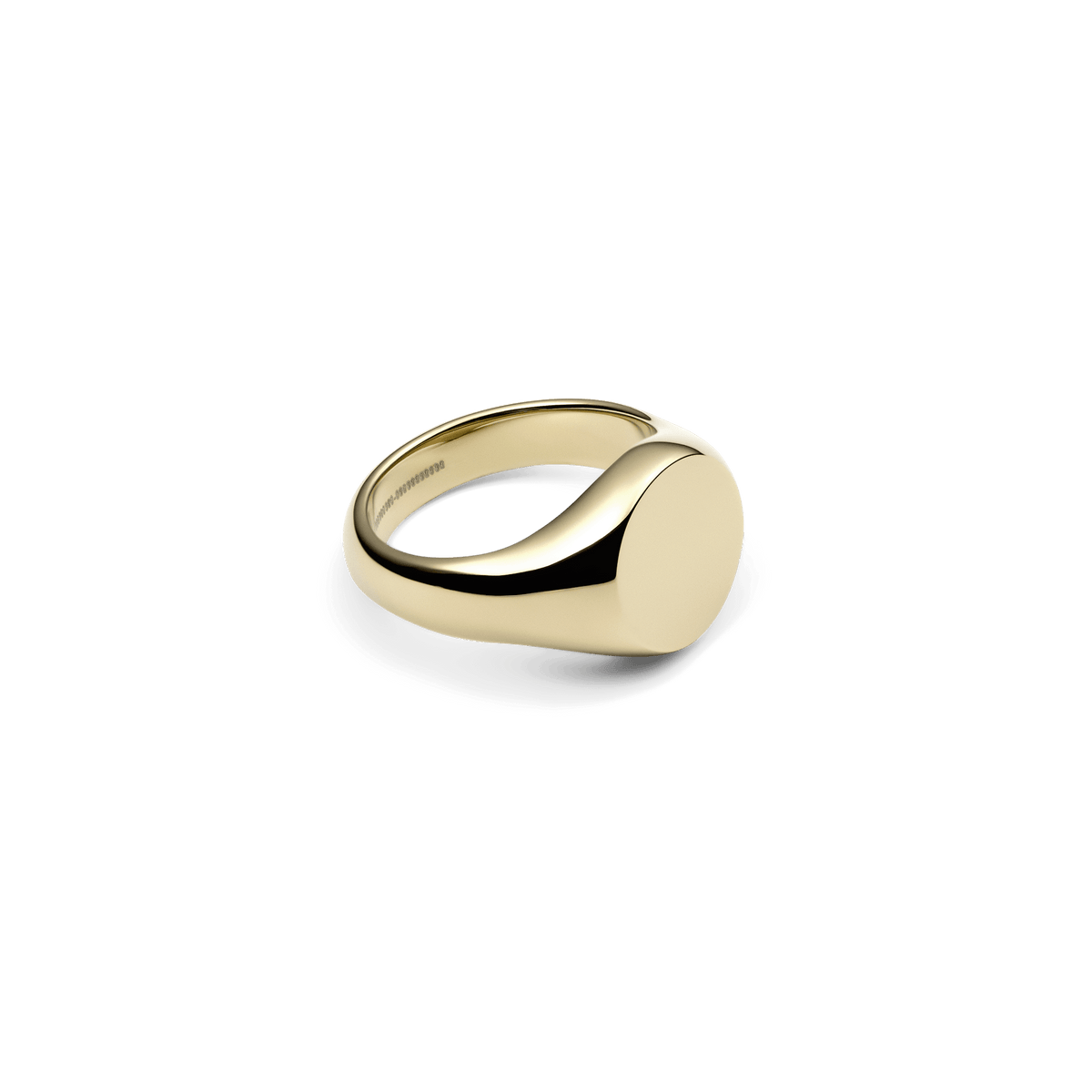ダニエルウェリントン Classic Signet Ring Goldを斜め上から撮影した画像です。フェイスからアームにかけて流れるように細くなるゴールドの鏡面仕上げと、内側に刻印されたブランドロゴが確認できます。
