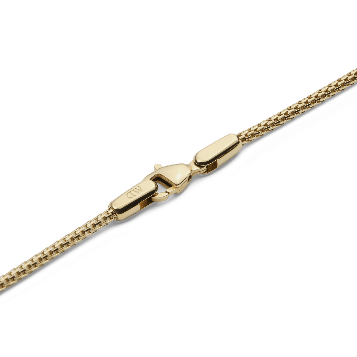 Tide Mesh Necklace Gold 1.8のロブスタークラスプ部分をクローズアップした画像です。ゴールドPVDメッキで統一されたクラスプにはDaniel Wellingtonのロゴが刻印されており、メッシュチェーンとの接続部分も丁寧な仕上がりとなっています。