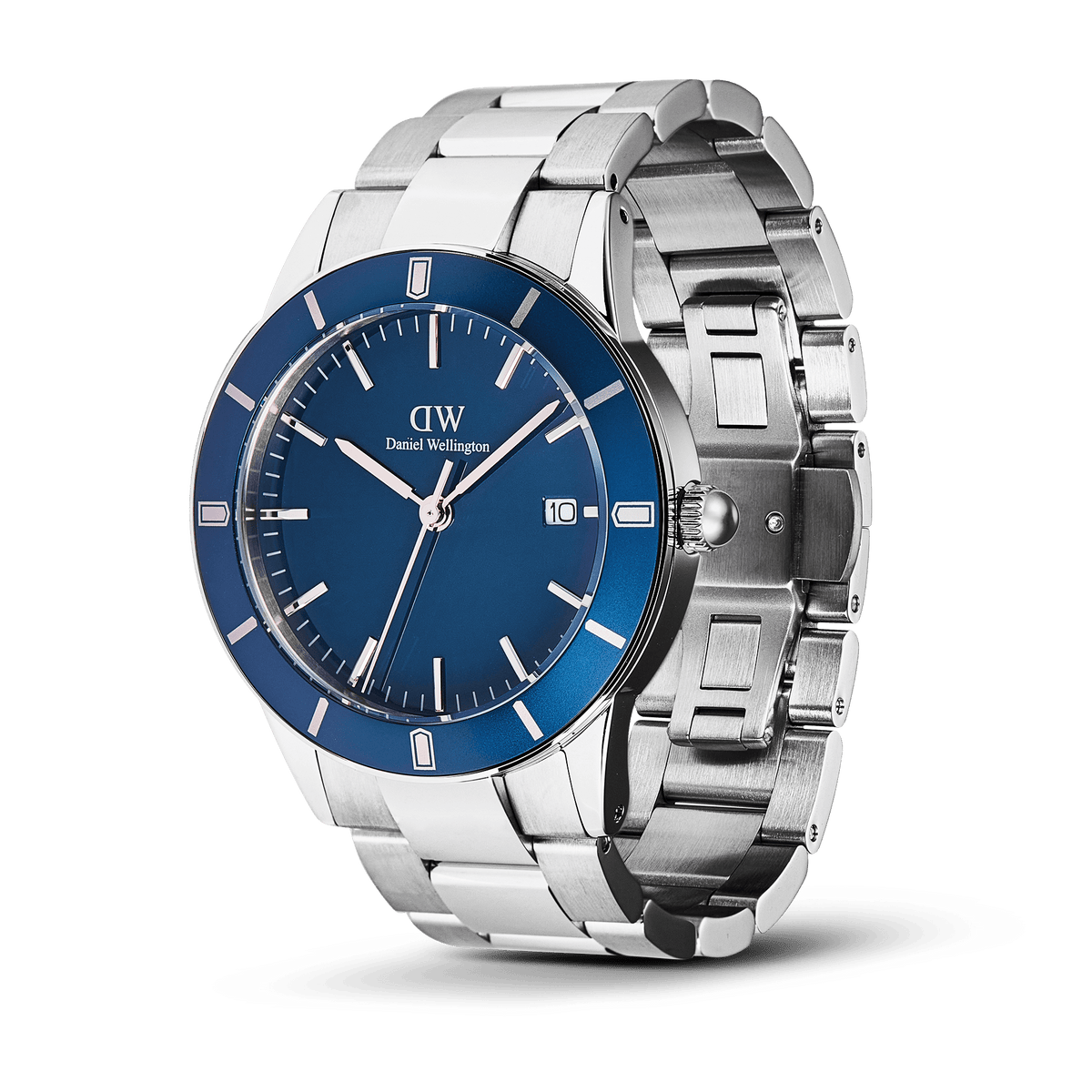 Iconic Paradigma Link Blue Enamel Silverを斜めから捉えた画像です。ブルーエナメルのベゼルに施されたマットサテン仕上げや、シルバーブレスレットのブラッシュド加工による質感がよく分かります。リューズやバタフライバックルのディテールも確認できる一枚です。