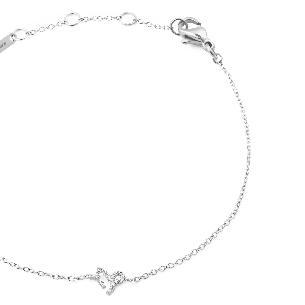 おひつじ座をモチーフにしたCrystal Zodiac Chain Bracelet Silverのクローズアップ画像です。キュービックジルコニアがあしらわれた牡羊座のチャームと、なめらかなシルバーチェーンのつながりがご覧いただけます。ロブスタークラスプやブランドプレートも確認できます。