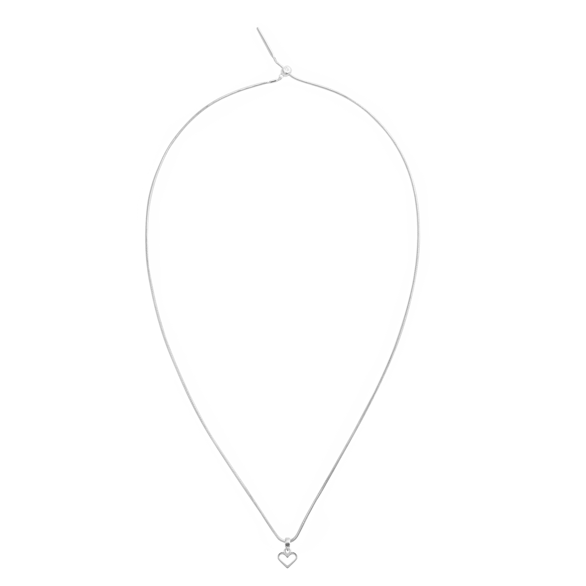 ダニエルウェリントンのCharm Heartを、細身のシルバーチェーンネックレスに装着した全体像です。繊細なチェーンの先端に小さなオープンハートチャームがあしらわれ、ミニマルで上品な印象に仕上がっています。