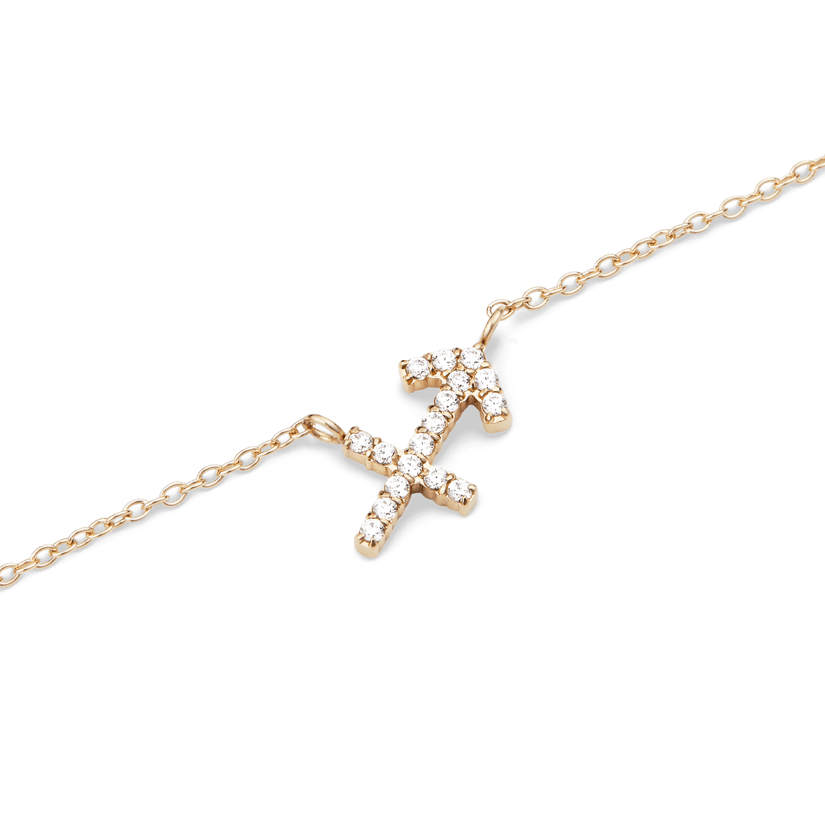 射手座の矢をモチーフに、クリスタルで描いた「Crystal Zodiac Chain Necklace Gold」のペンダント部分をクローズアップしたディテール写真です。一粒ずつゴールドの爪留めでセットされたクリスタルが白い背景に映え、細身のチェーンとペンダントの精巧な仕上がりをご確認いただけます。