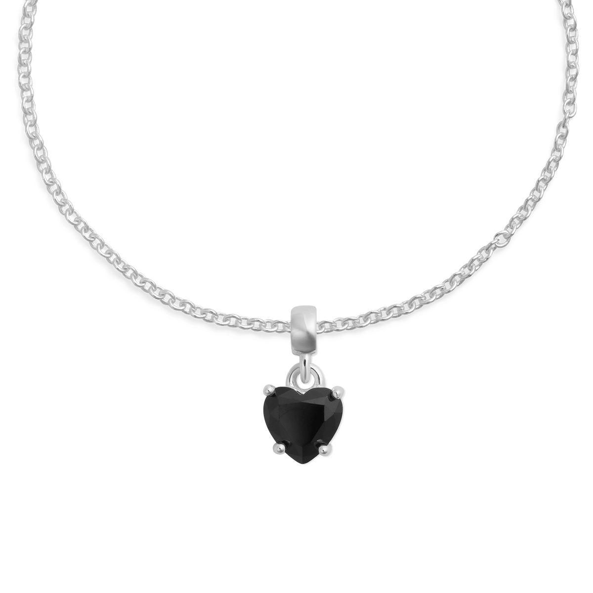 シルバーチェーンに通したCharm Heart Crystal Black Silverのクローズアップです。ファセットカットのブラックキュービックジルコニアを使用したハート型チャームが、シルバーの爪留めで吊り下げられ、深みのある黒の輝きが際立っています。