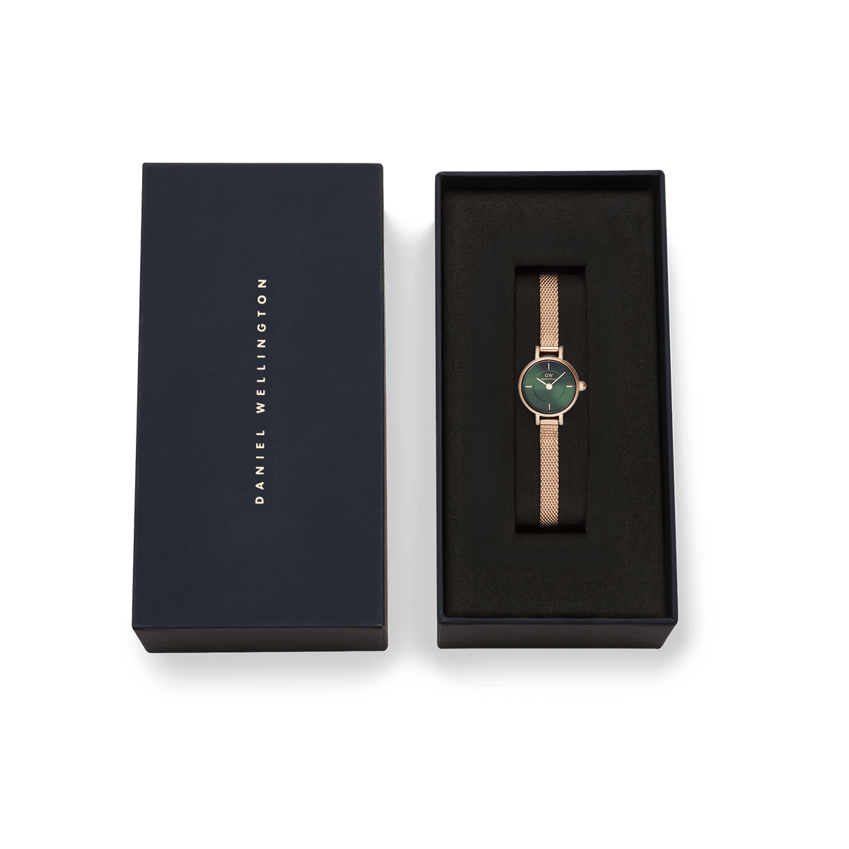 ネイビーのブランドギフトボックスに収められたPetite Mini Emerald Melrose。黒いクッションの上に、ローズゴールドのメッシュストラップとエメラルドグリーンのダイヤルを持つ腕時計が丁寧にセットされています。贈り物にぴったりの上品なパッケージです。