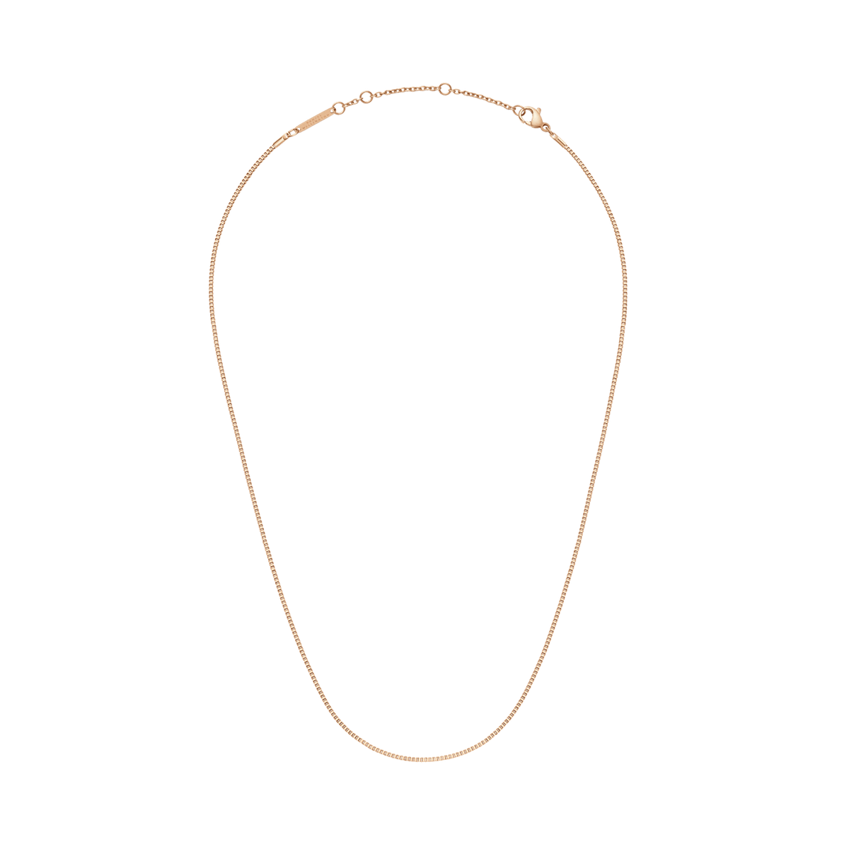 Daniel Wellington Box Chain Necklace RGの全体を捉えた画像です。白い背景に、ローズゴールドのボックスチェーンが輪の形で置かれています。細かく連なる直線的なコマと、ロブスタークラスプやアジャスターのディテールがはっきりと確認できます。