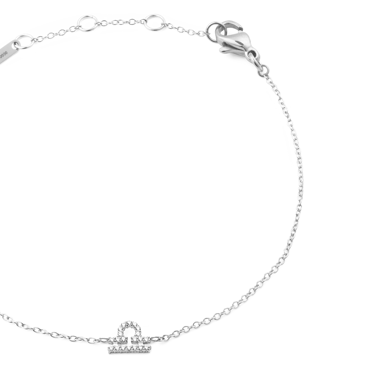 天秤座モチーフのCrystal Zodiac Chain Bracelet Silverを斜めから撮影したクローズアップ画像です。キュービックジルコニアであしらわれた天秤座のチャームと、ロブスタークラスプやアジャスターチェーンの細部がよくわかります。
