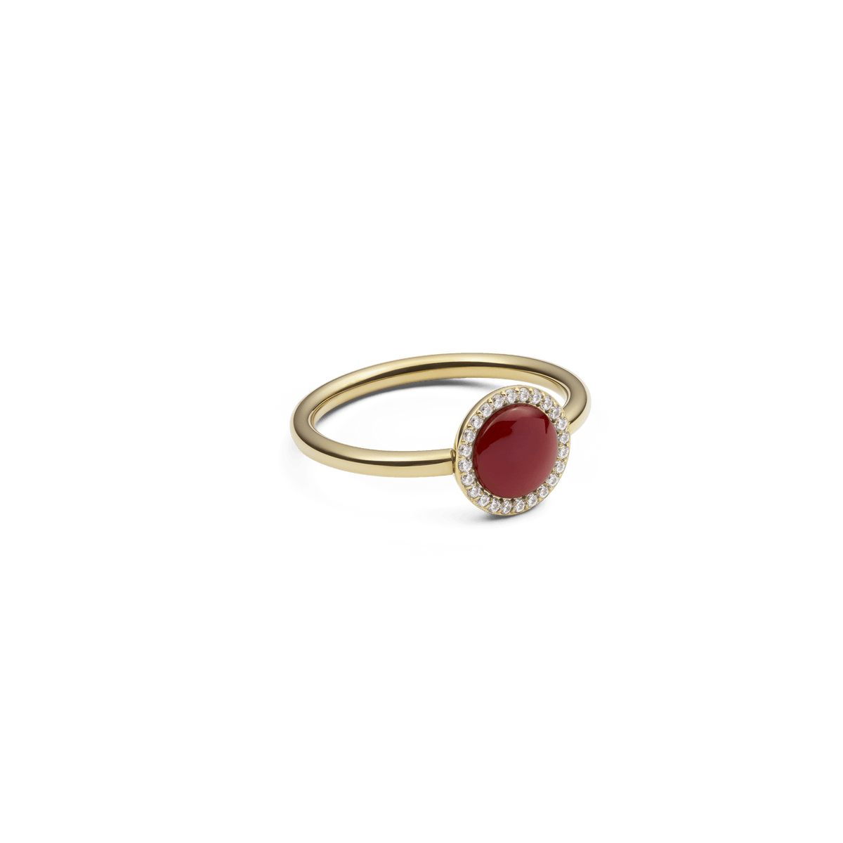 Audrey Ring Red Agathe Goldを斜めから捉えた画像です。細身のゴールドバンドとドーム型の赤メノウが生み出す立体感、そしてキュービックジルコニアの輝きが際立つプロダクトカットとなっています。