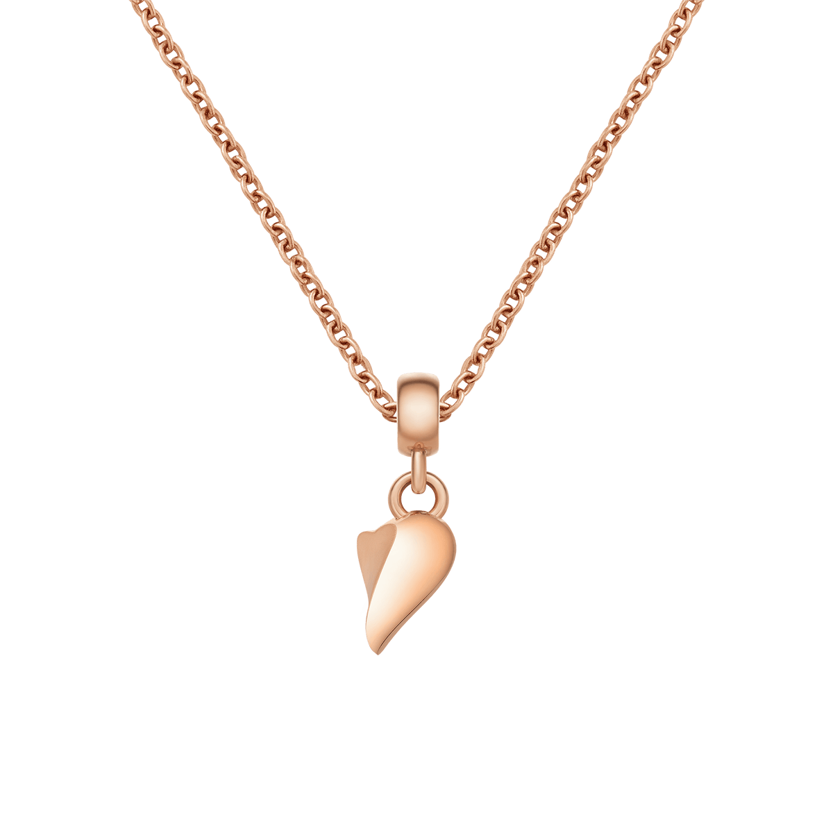 ローズゴールドチェーンに合わせた「Broken Heart Charm Rose Gold」のもう片方のピースをあしらったスタイリング。小ぶりなハーフハートモチーフが胸元でやわらかく輝き、ペアチャームとしても単体アクセサリーとしても魅力的に映えるデザインです。