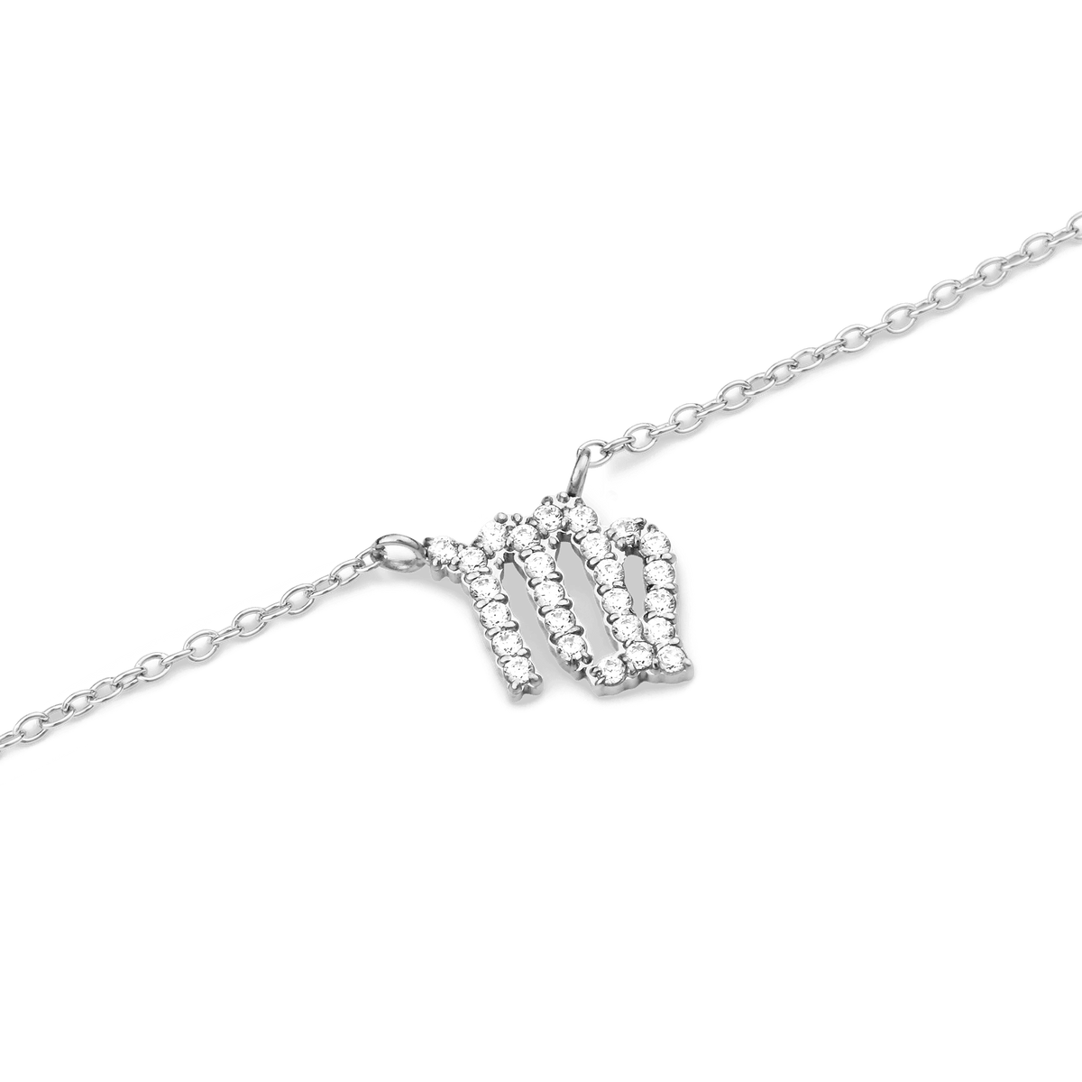 おとめ座のモチーフをあしらったクリスタルペンダントとシルバーチェーンを斜めから捉えた、Crystal Zodiac Chain Necklace Silverの接写画像です。爪留めされたクリスタルがおとめ座のシンボルを繊細に表現し、白い背景の中で澄んだ輝きを放っています。