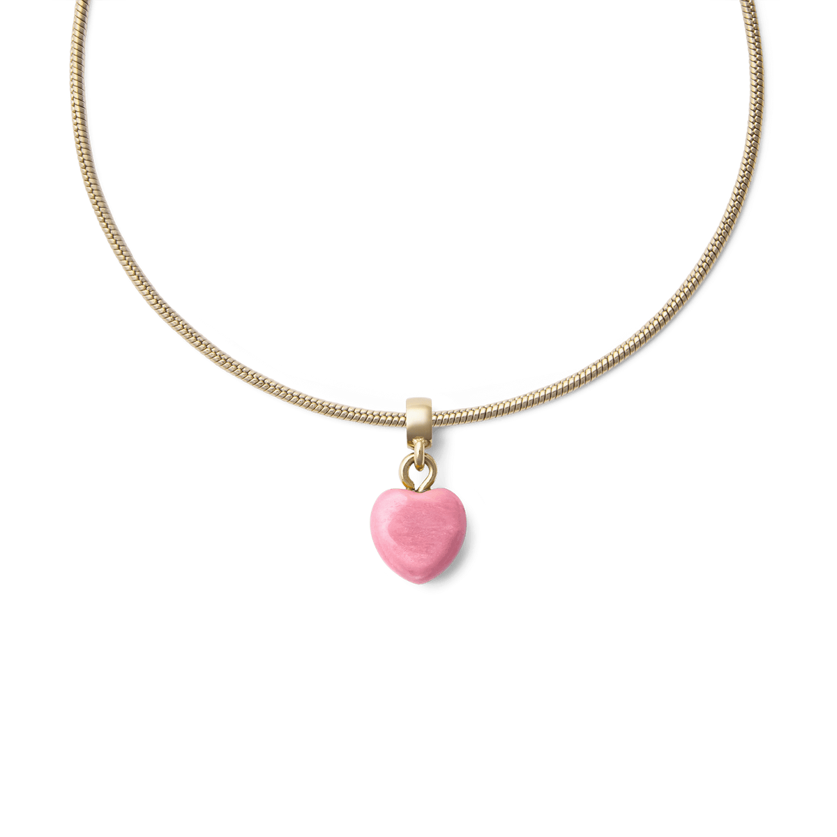 ゴールドのスネークチェーンに通した**Rhondonite Heart Gold Charm**のスタイリング例です。やわらかなピンクのロードナイトがチェーンの中央で揺れ、デコルテにさりげないアクセントを添えます。
