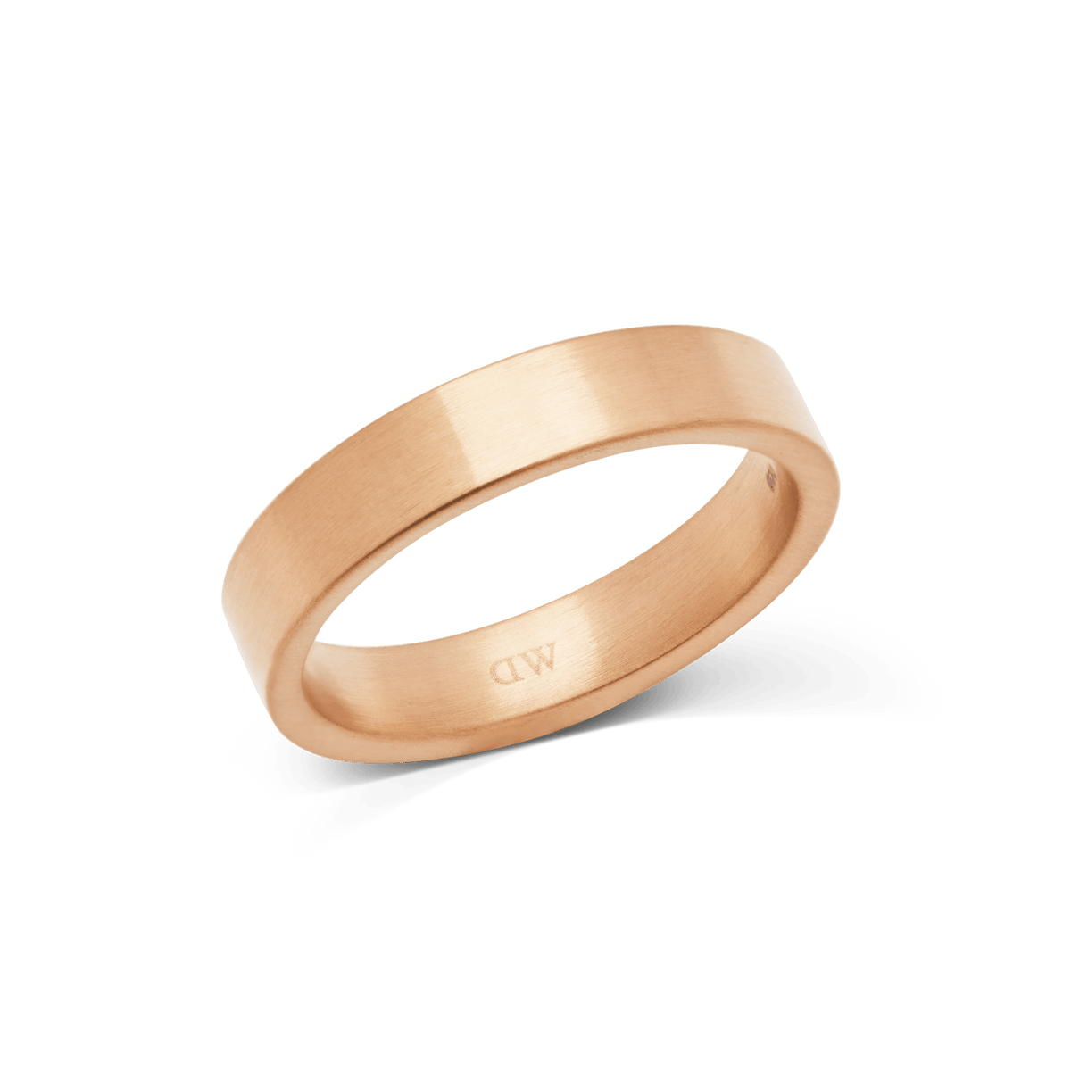 Daniel Wellington Line Ring Brushed Rose Goldの商品画像。ブラッシュド加工によるマットな質感と、フラットなバンドデザインが特徴の4.5mm幅ローズゴールドリングです。内側にはブランドロゴが刻印されています。